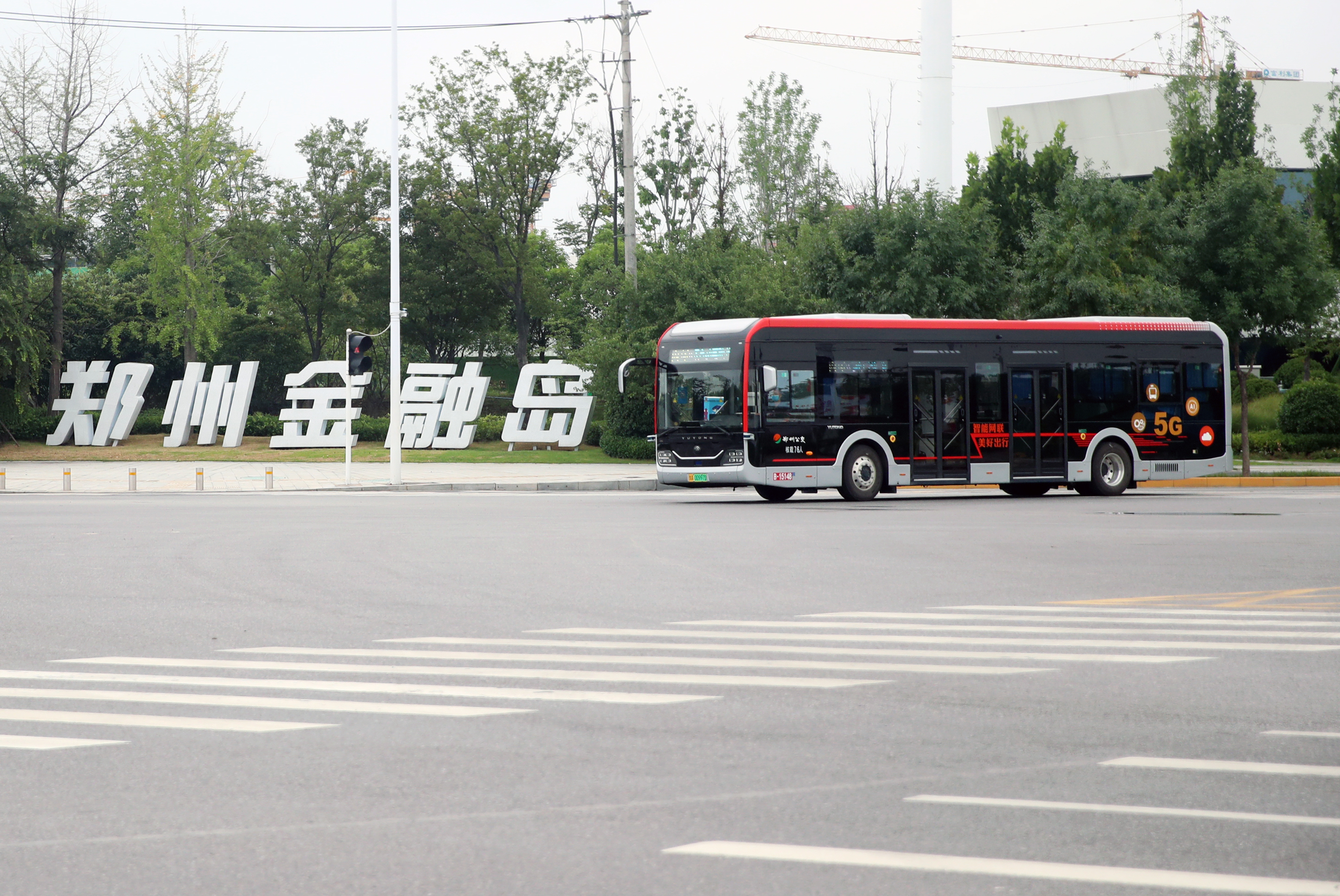自动驾驶|郑州自动驾驶公交来了！红灯自动“让道”，市民可免费试乘