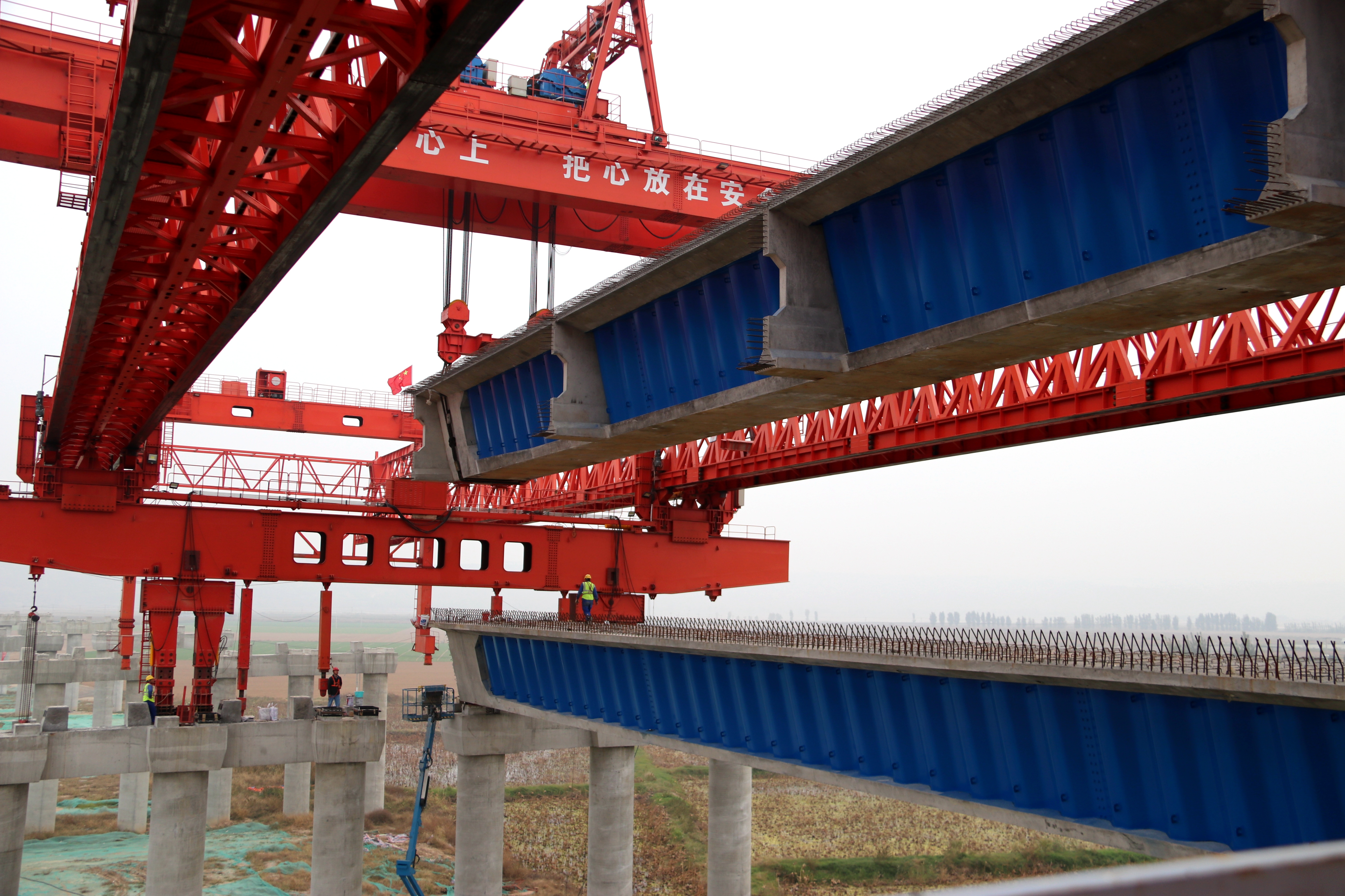 孟州黄河大桥距通车又近一步50米跨径波形钢腹板梁开架