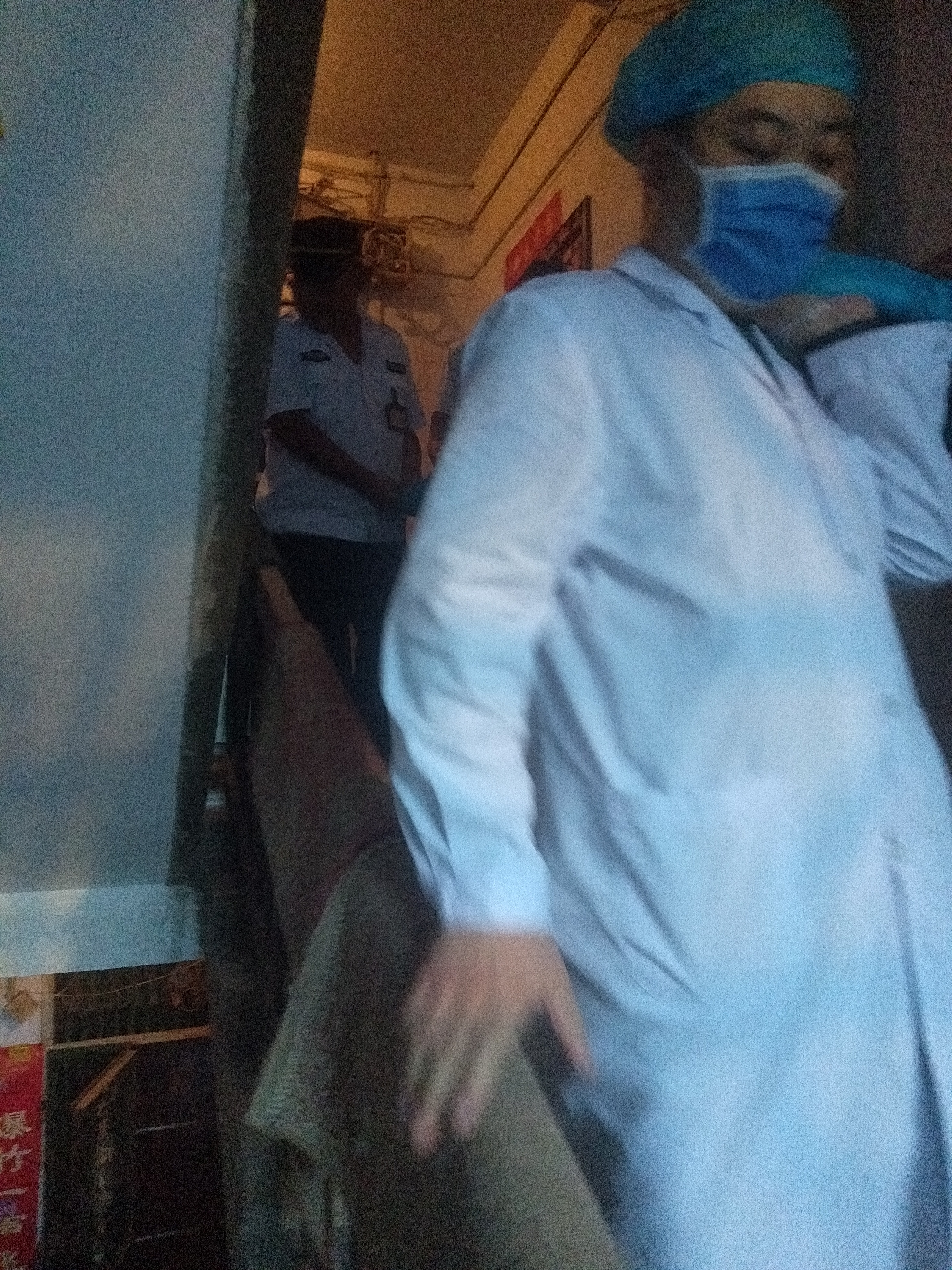 法制|女子在家中突然晕倒急需送医，热心人合力抬下楼