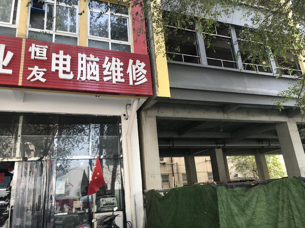 生产车间改成商铺公寓 郑州高新区黄河化工厂一处违建存在3年却没人拆除