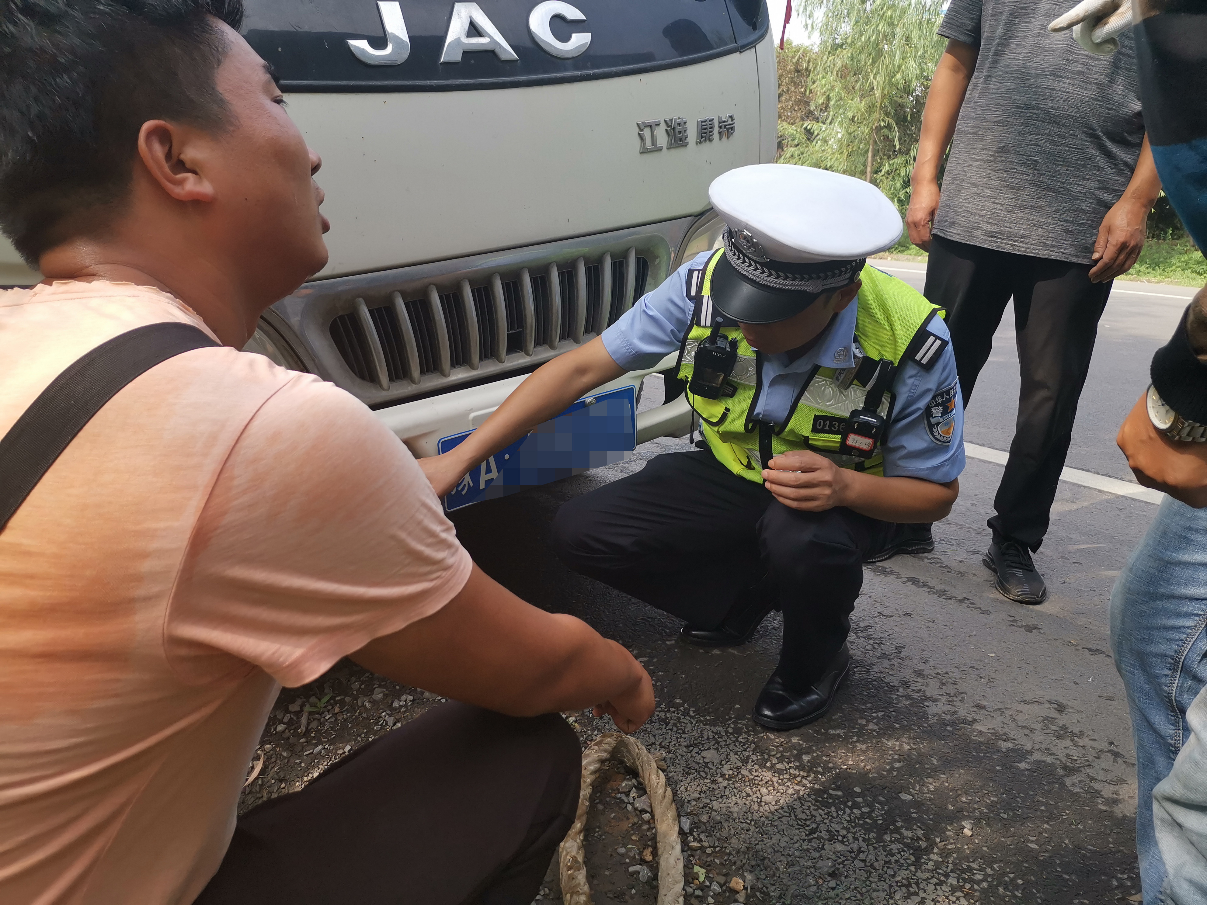 交通|瓜车深陷泥坑被困 新密交警及时帮助脱困