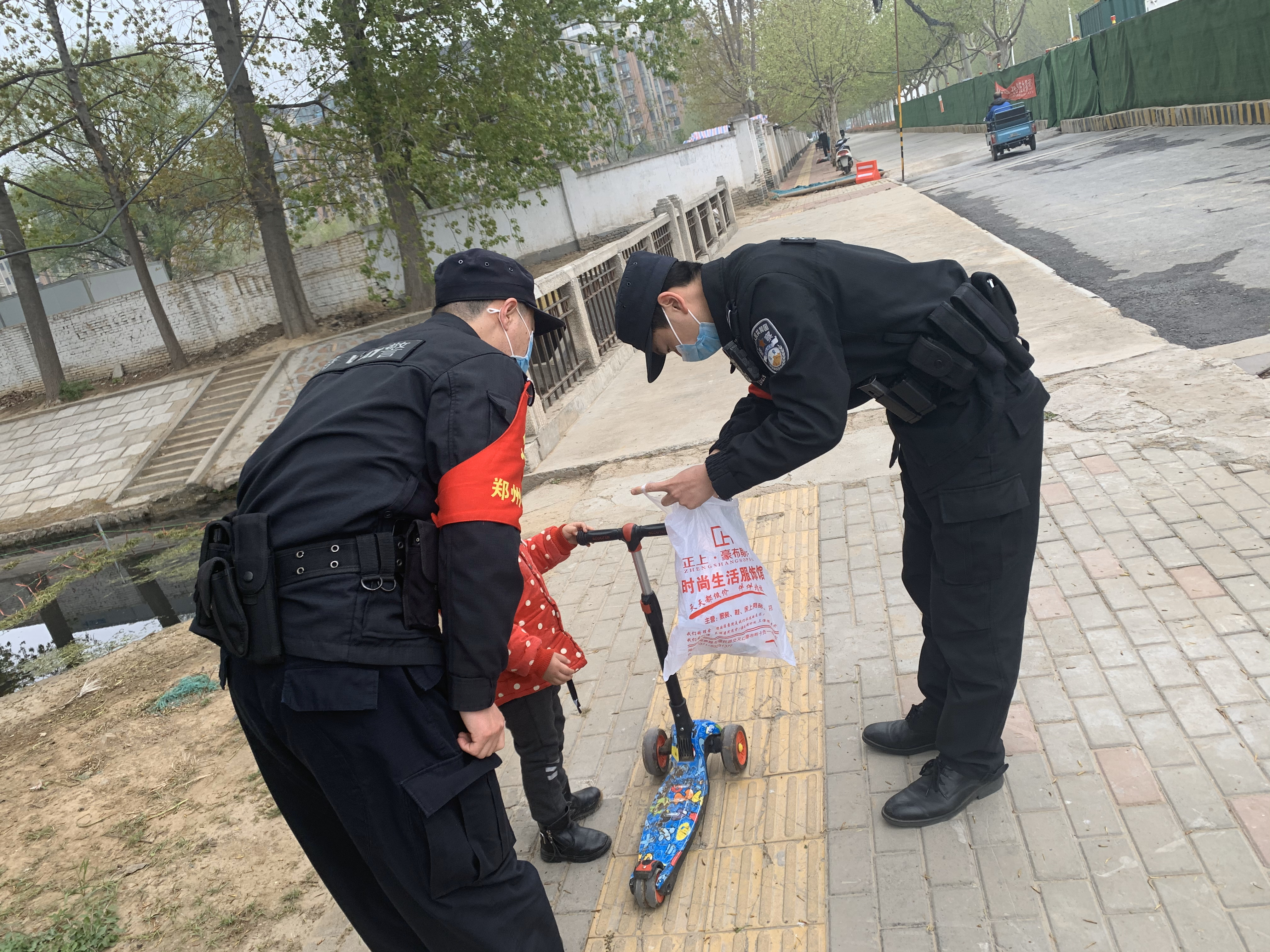 法制：暖心！3岁幼童找不到妈妈路边大哭，幸亏遇到他们