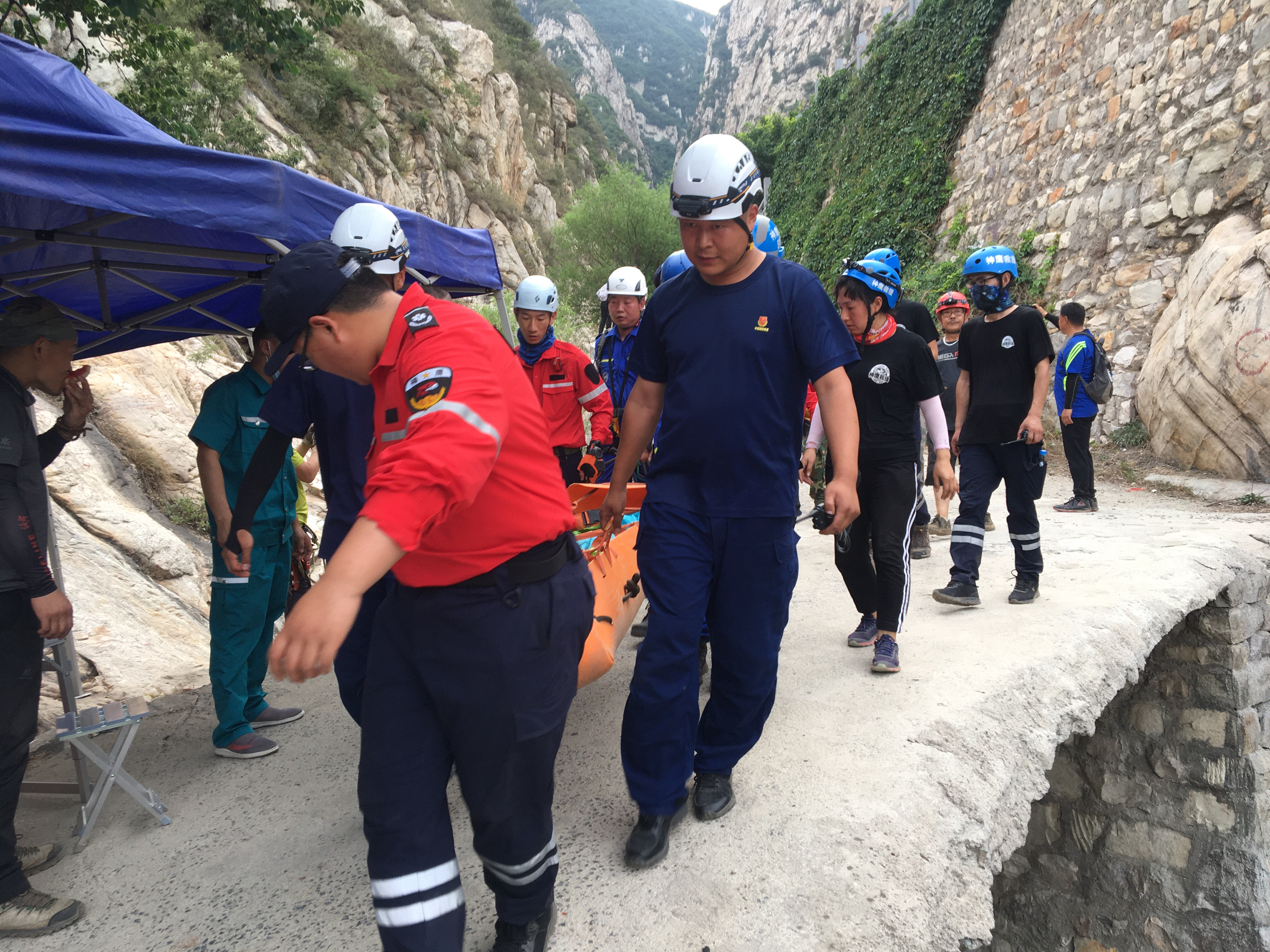 嵩山女子登嵩山坠崖后被树拦下，救援人员紧急营救，6小时后伤者被抬下山