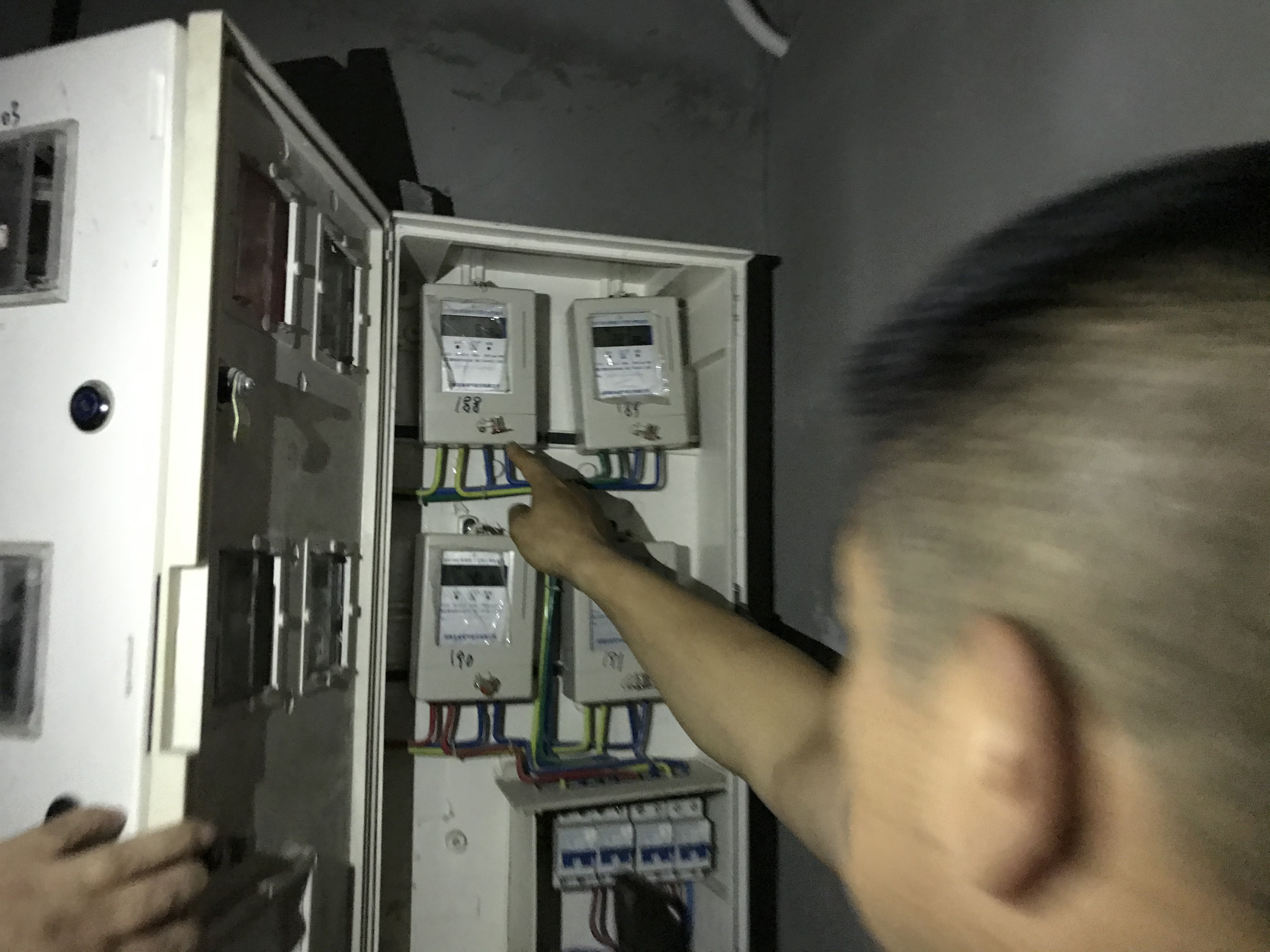 郑州梧桐办事处兰寨村：拿到法院强制执行的房子，物业拒绝开通水电气 村民只得借水借电