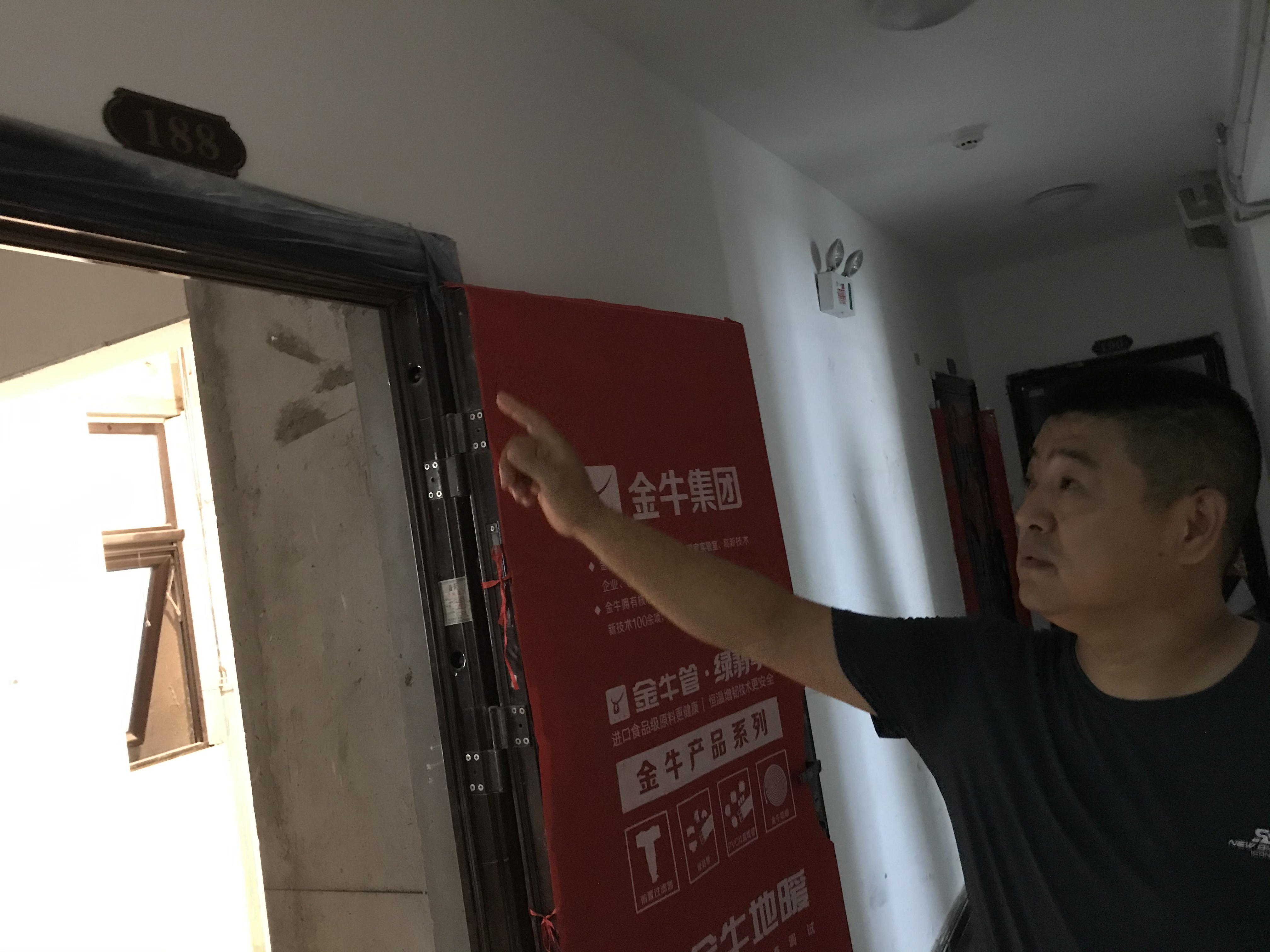 郑州梧桐办事处兰寨村：拿到法院强制执行的房子，物业拒绝开通水电气 村民只得借水借电