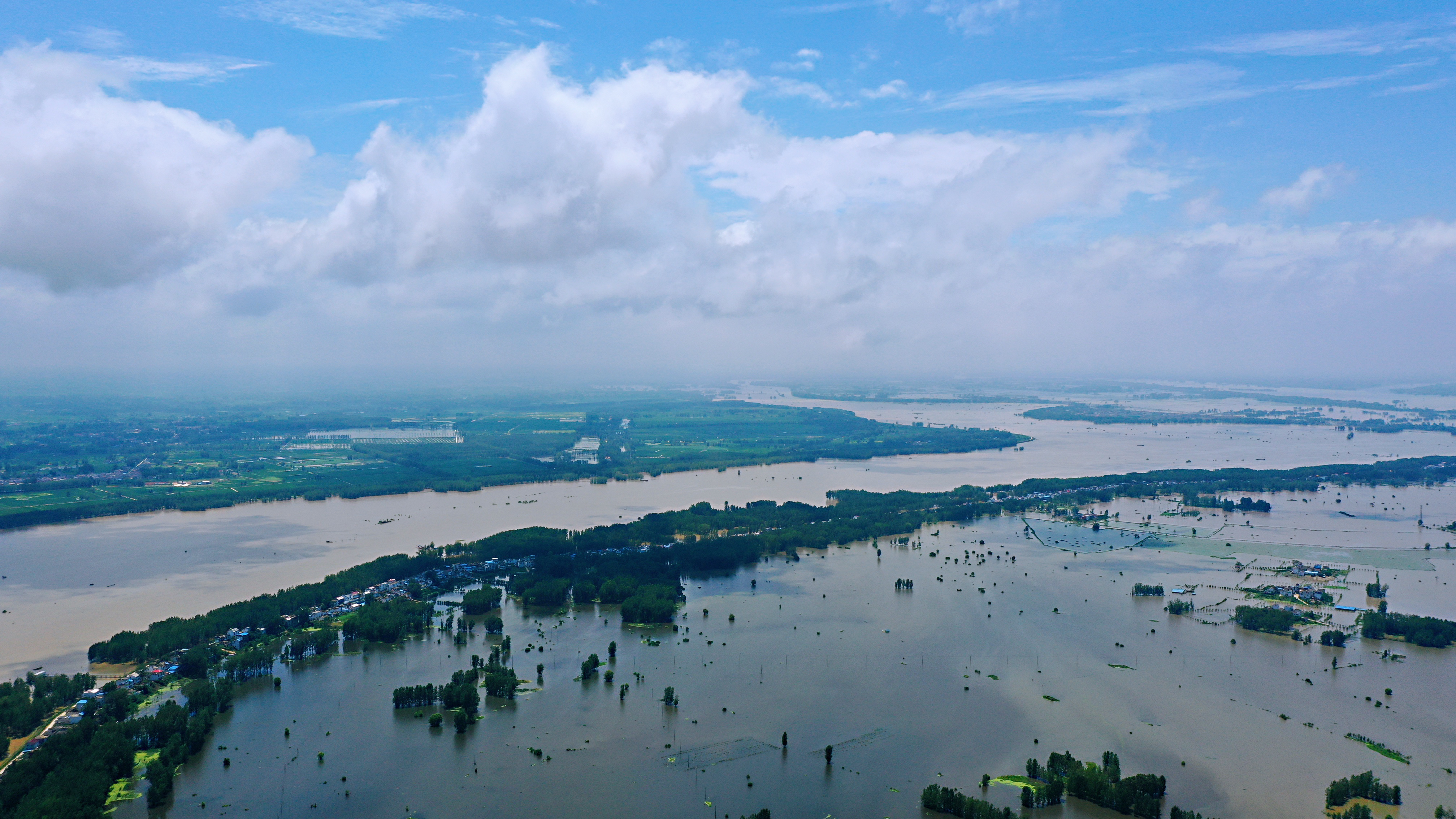 |航拍淮河蒙洼蓄洪区，晴空下的“心形”村镇