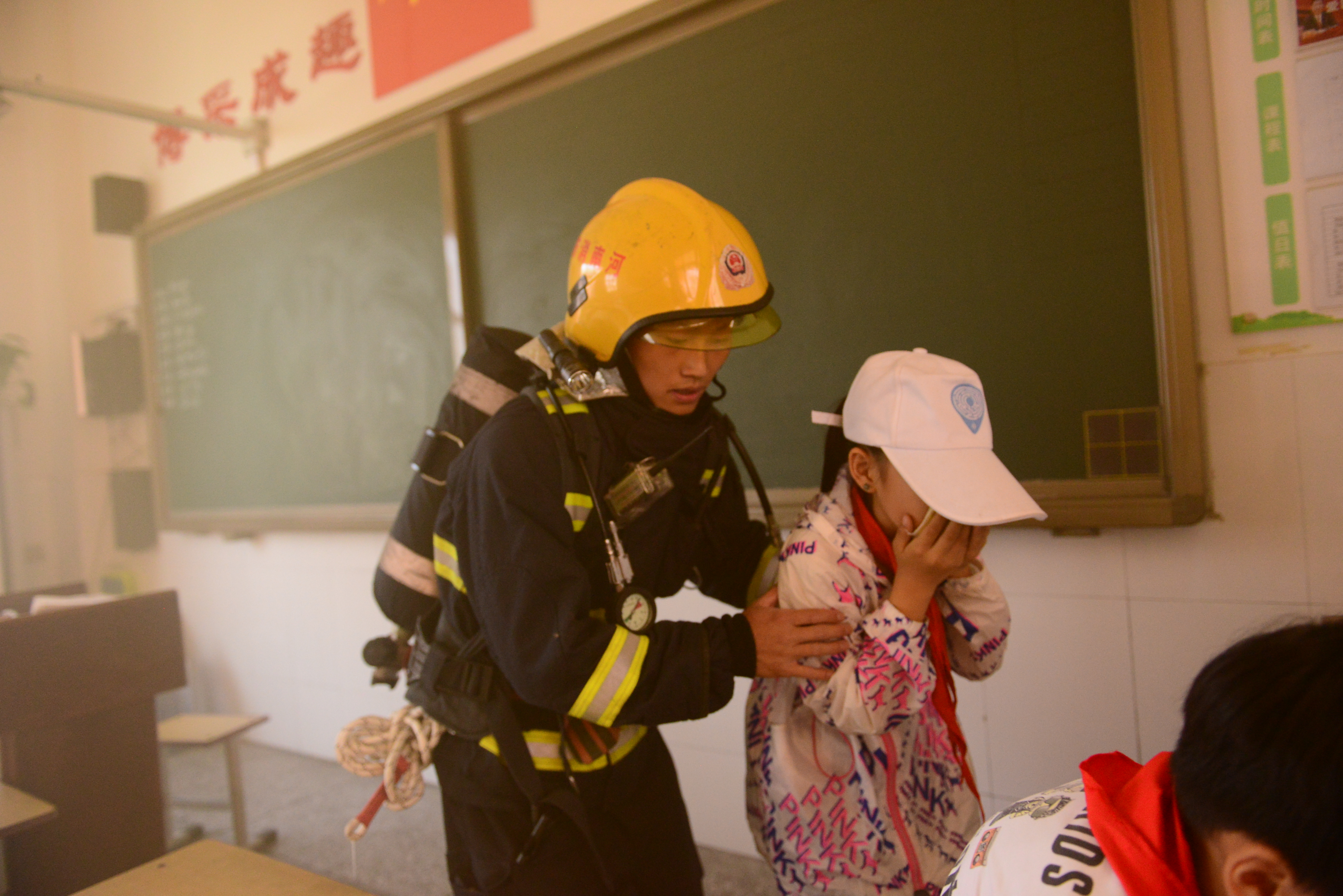 遇到火灾、持刀歹徒怎么办?儿童节警察叔叔教