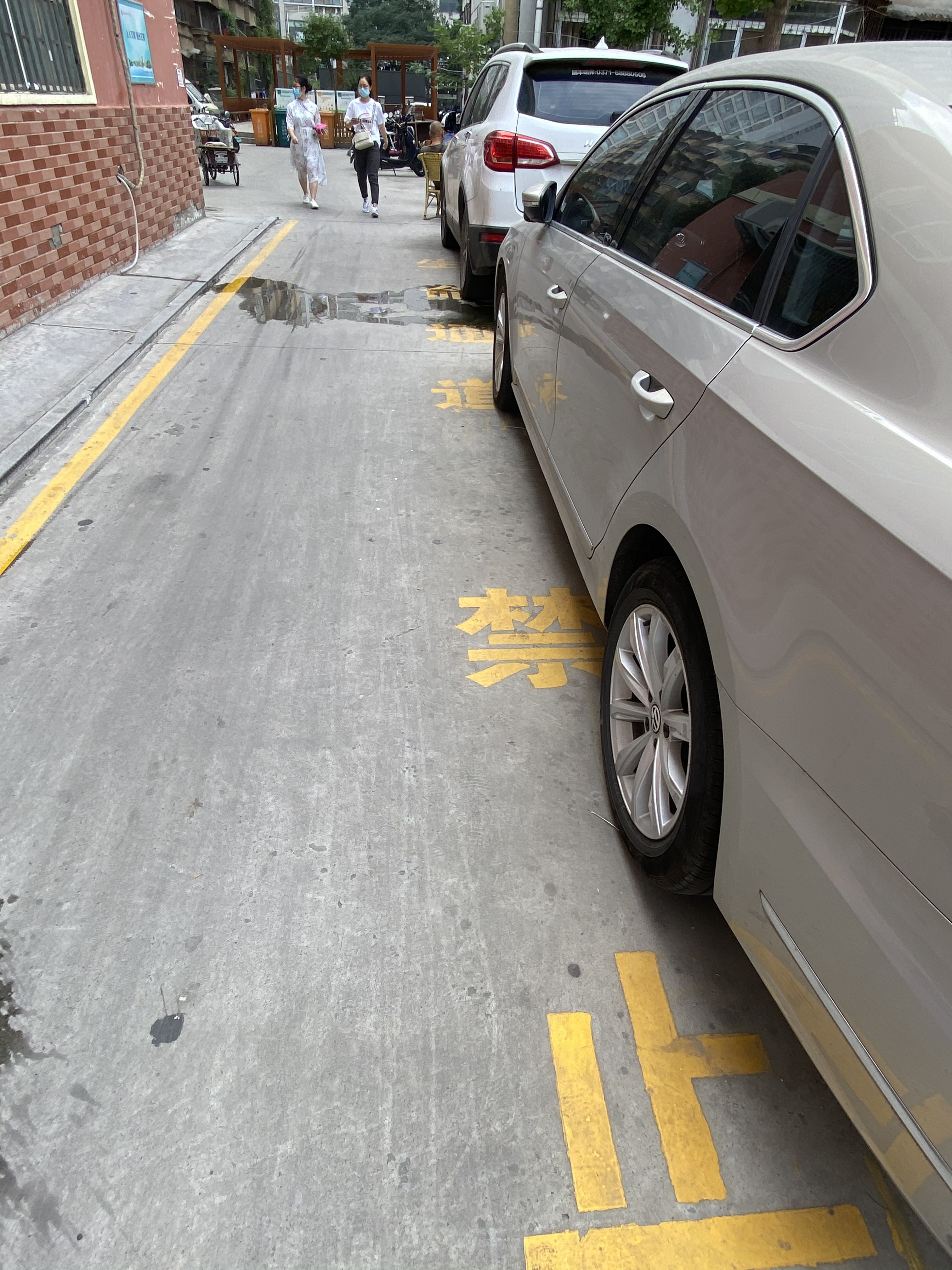 消防车|无视警示语，居民小区消防车通道频繁被占，该如何监管？