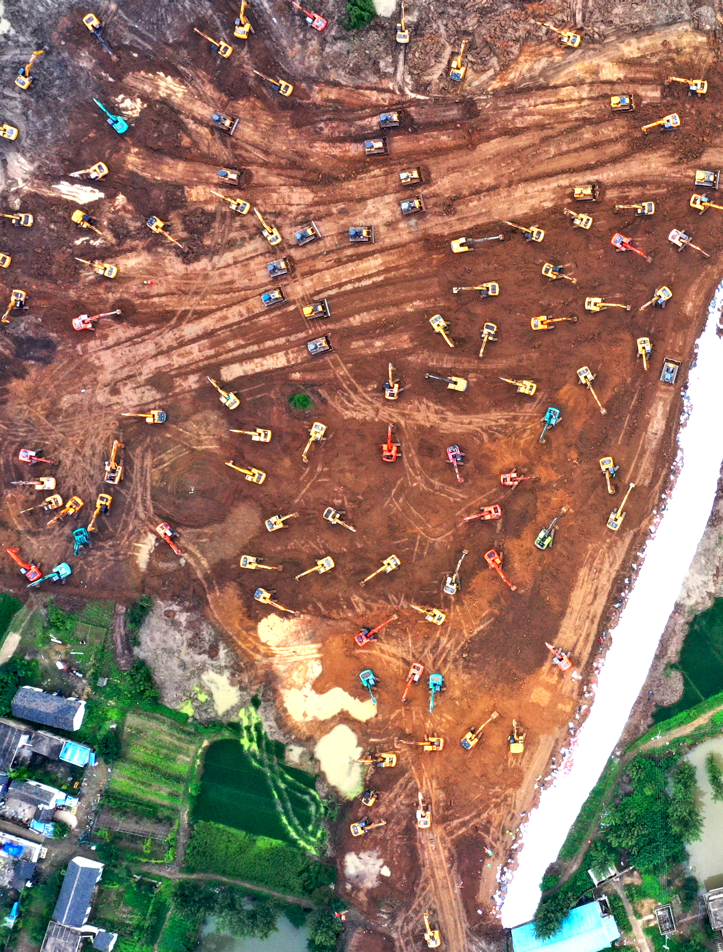 |独家丨安徽颍上淮河大堤，近百台挖掘机抢修600米临时圩堤拦洪水