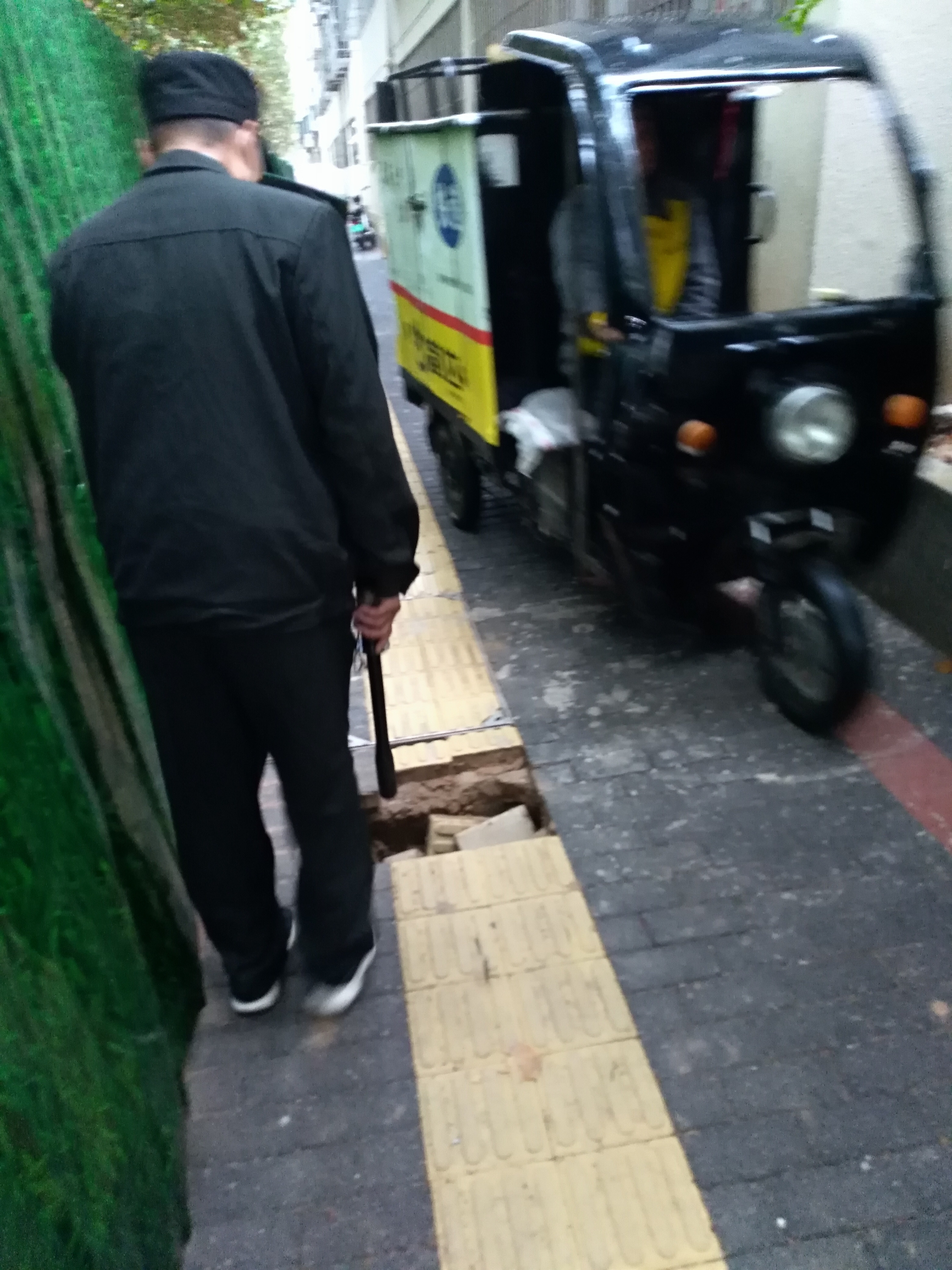 |一米多宽的通道上暗藏“陷阱”，行人路过胆颤心惊