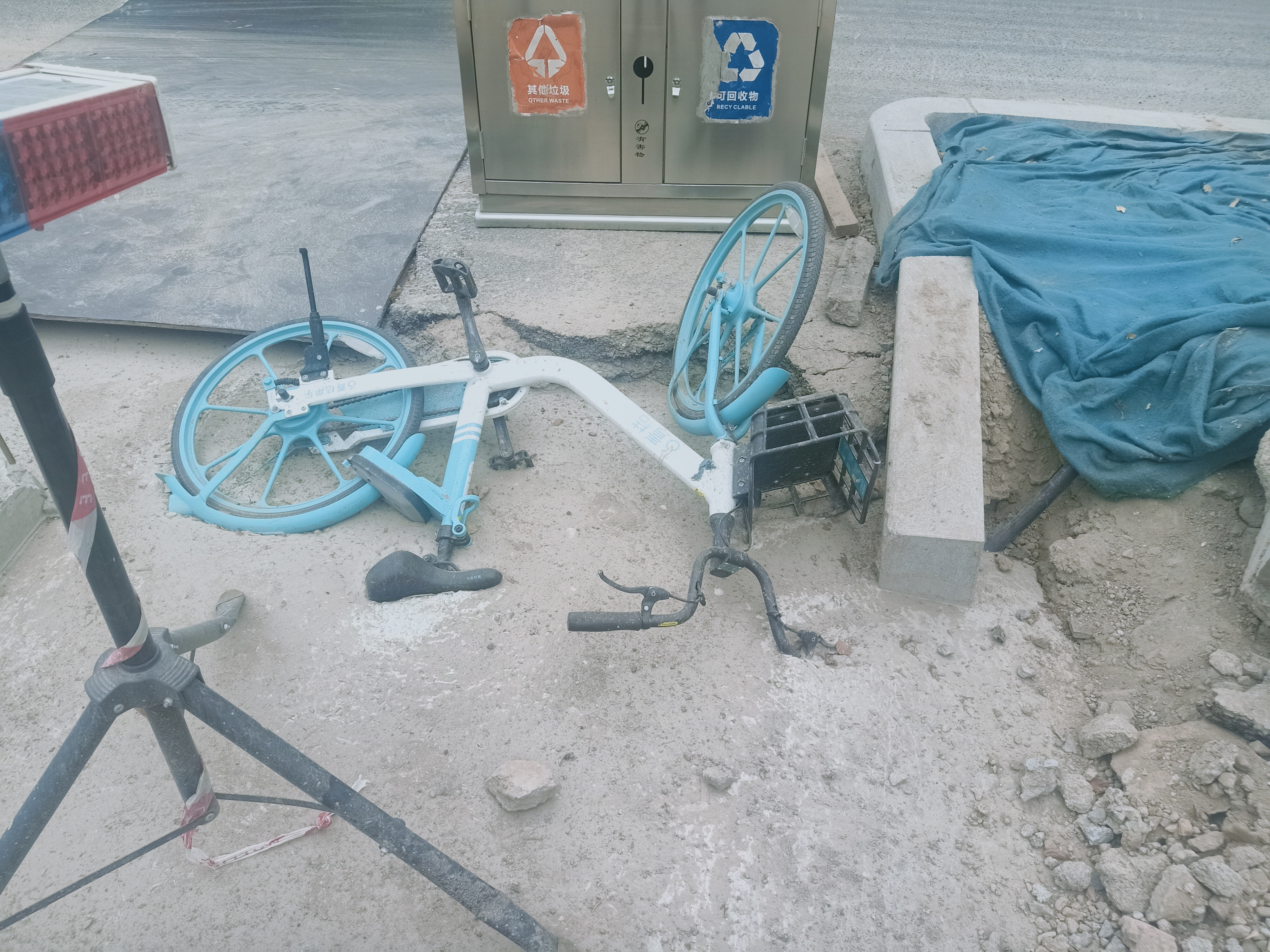 |施工方真粗心，共享单车竟被“铸入”混凝土中