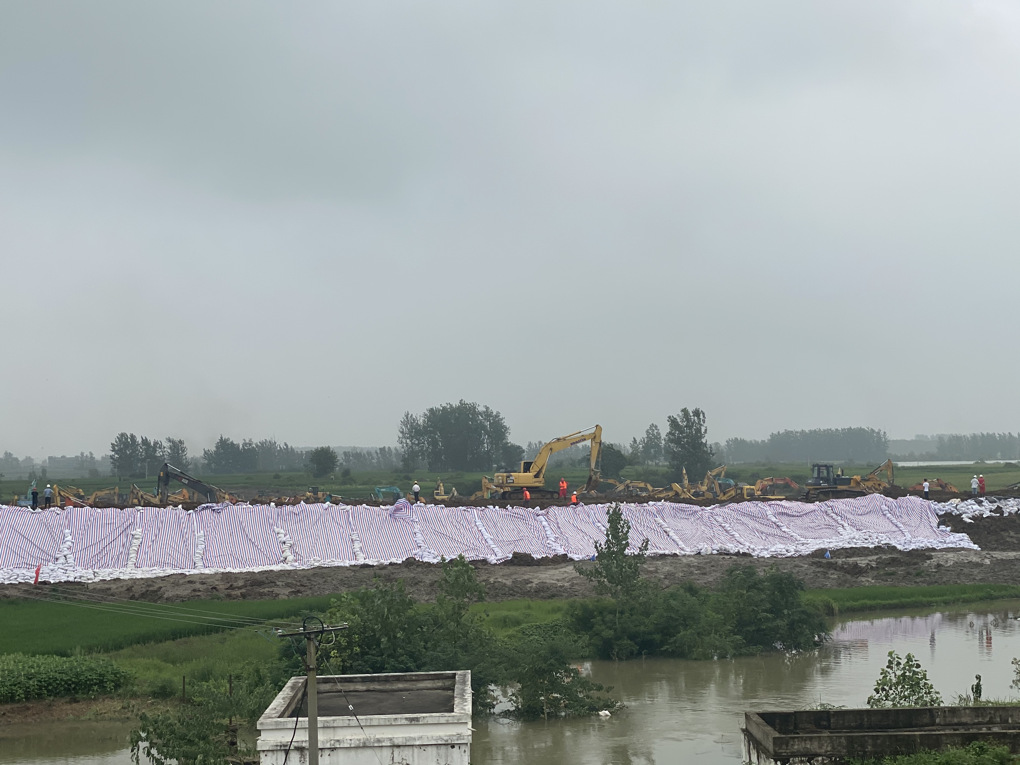 |独家丨安徽颍上淮河大堤，近百台挖掘机抢修600米临时圩堤拦洪水