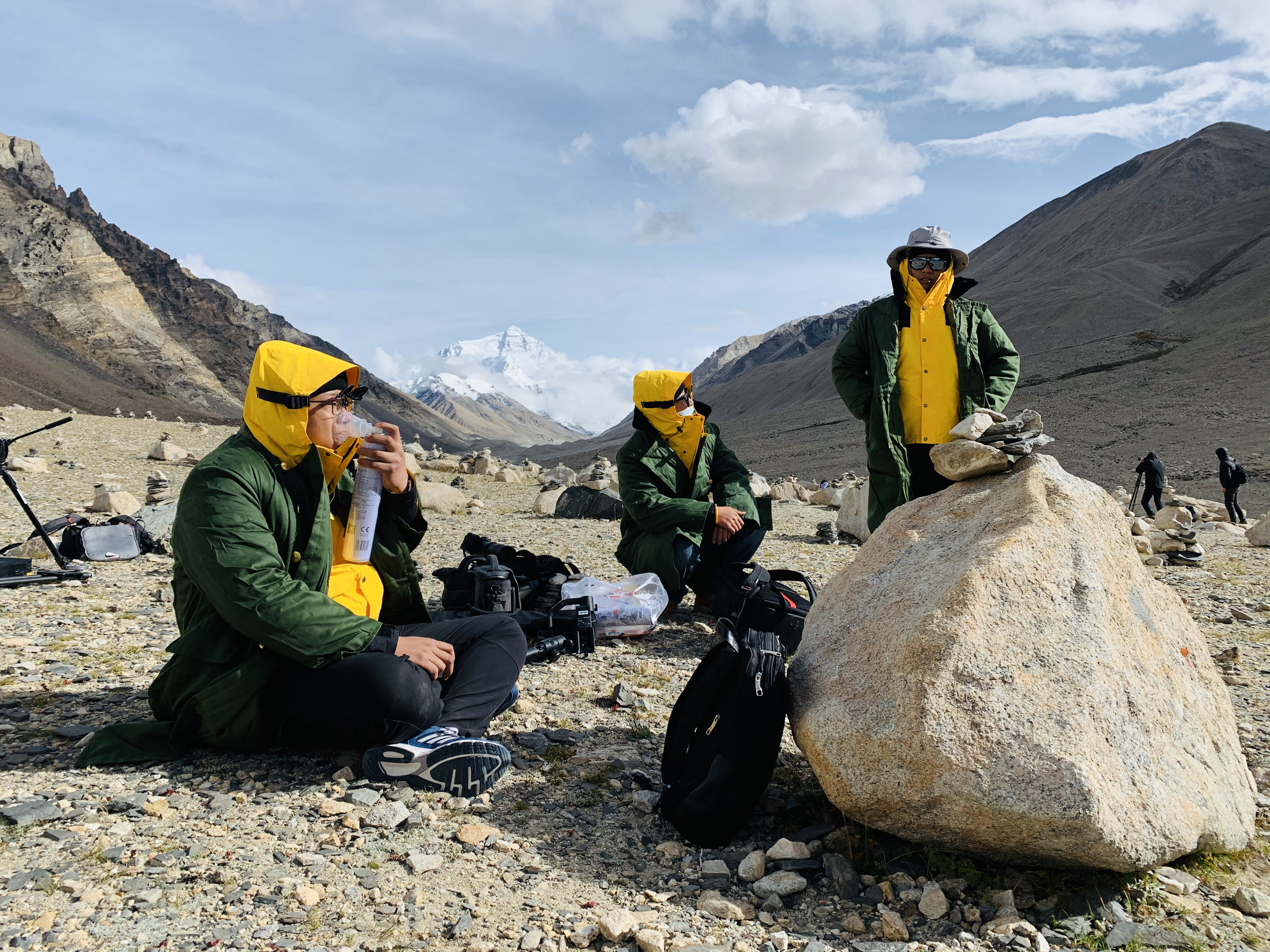 |视频｜“顶端新闻号”亮相珠峰大本营！记者节前夕，带你“揭秘”幕后故事