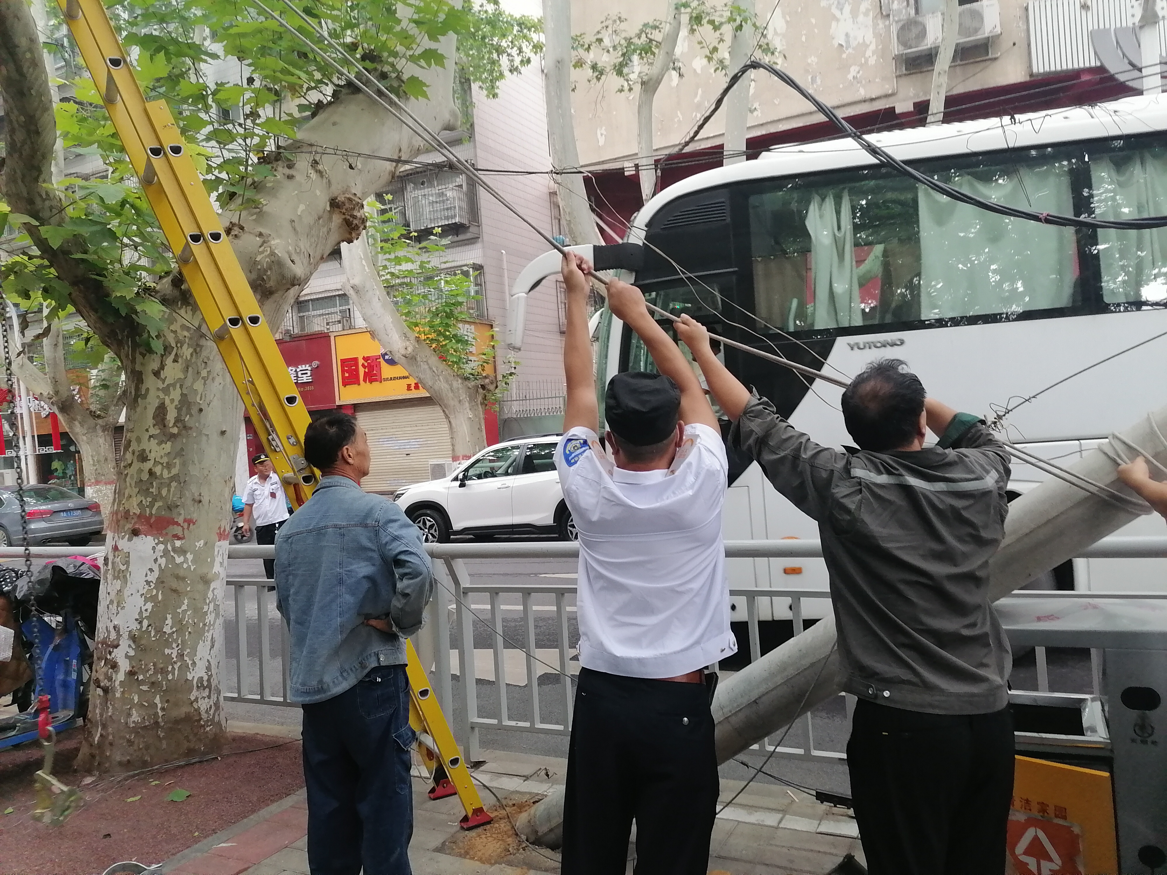 交通|旅游大巴挂落电缆线导致交通堵塞，一群人忙活仨小时才恢复畅通