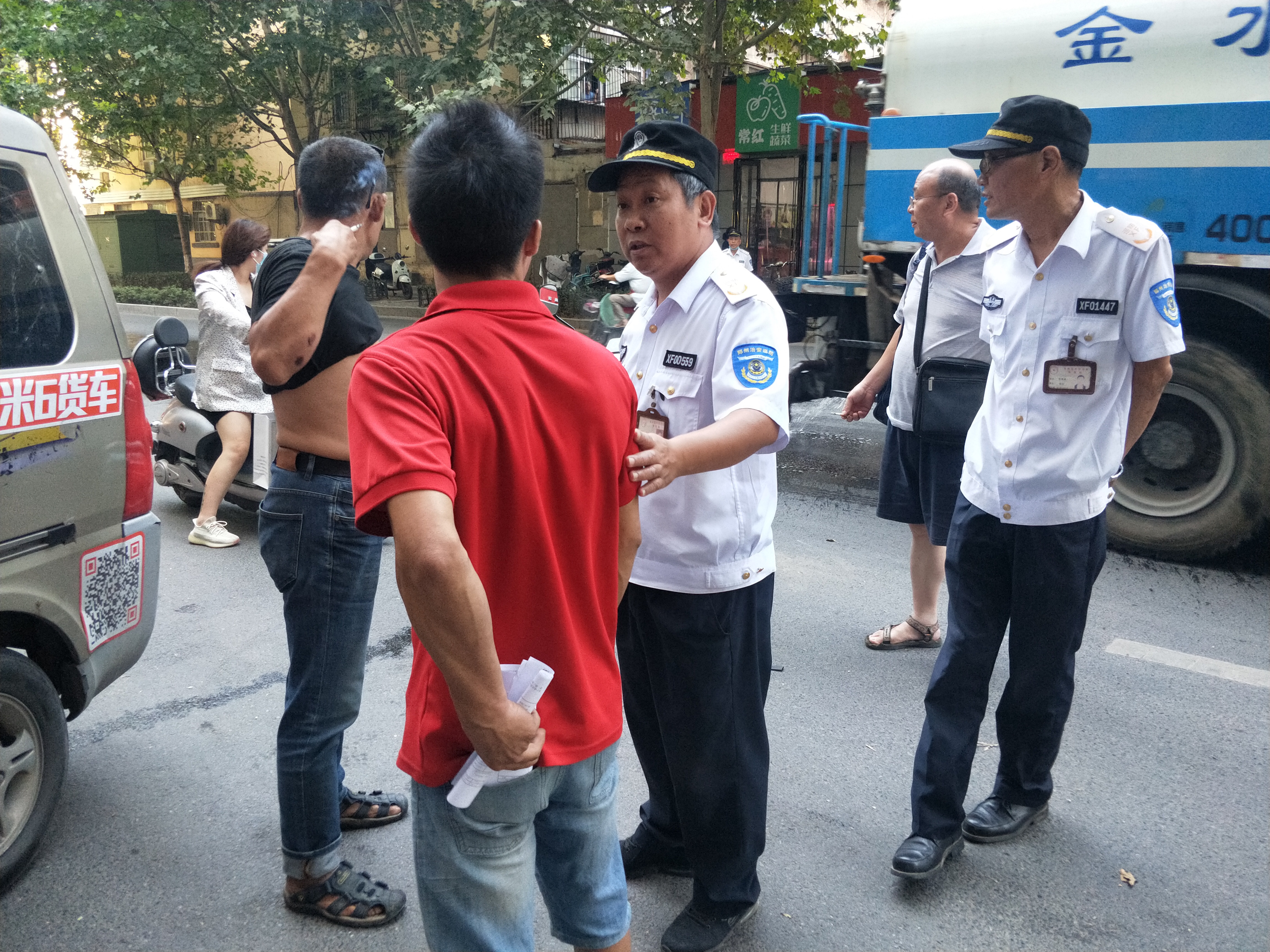 面包车|两辆电动车相撞受损，停在路边的面包车“买单”，咋回事?