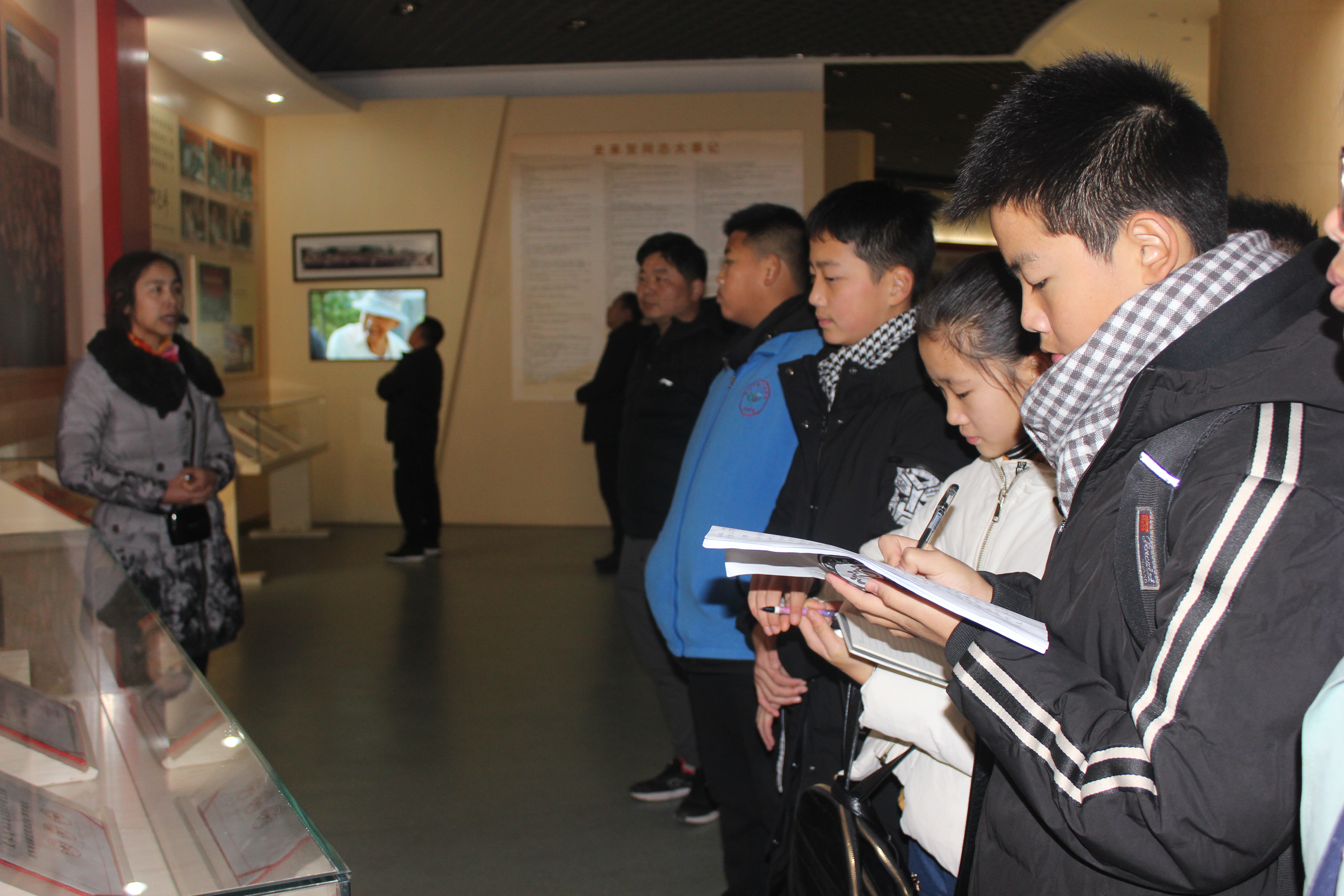 郑州市第八十五中学师生到新乡七里营刘庄村开展红色教育实践活动