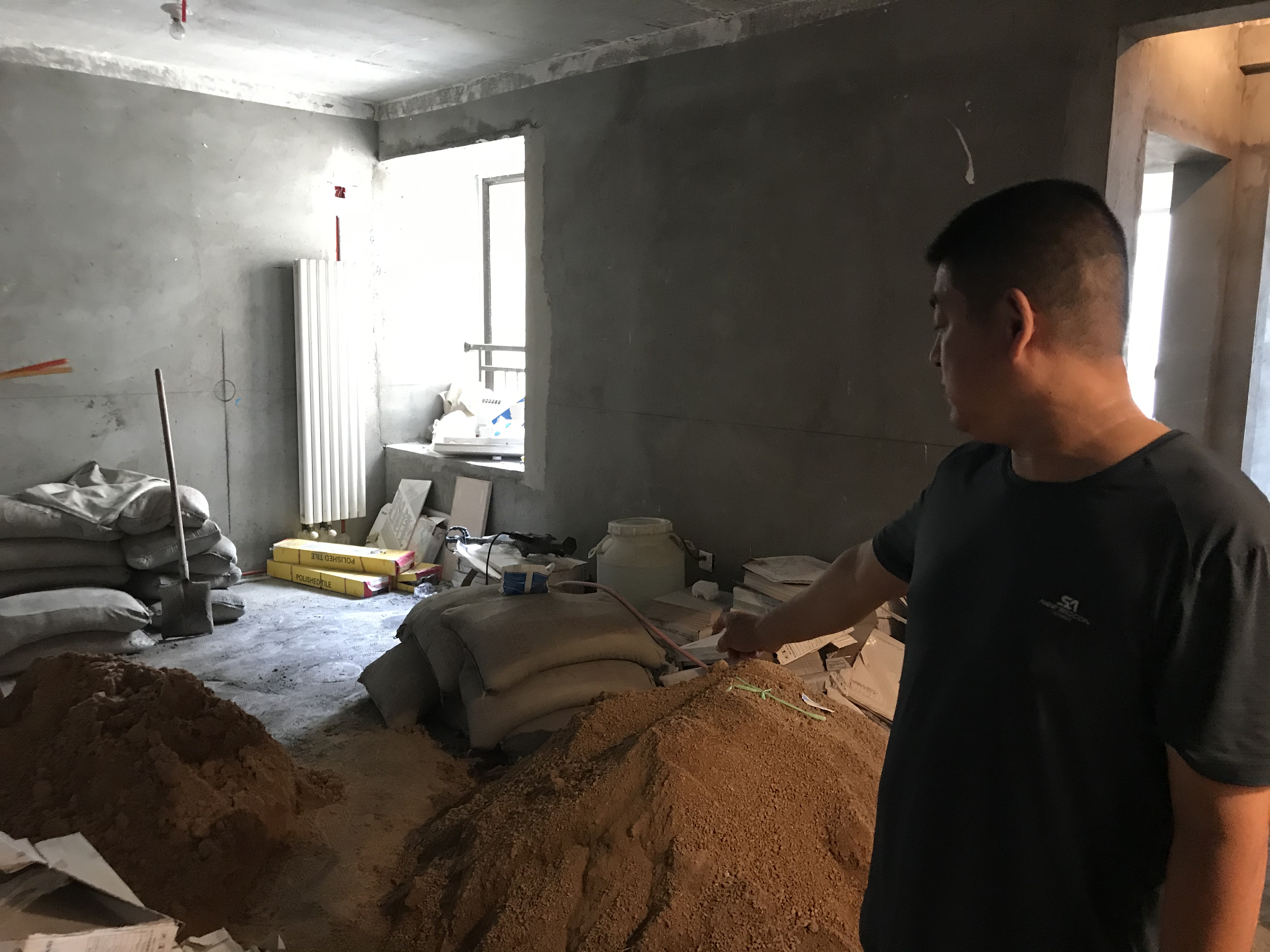 郑州梧桐办事处兰寨村：拿到法院强制执行的房子，物业拒绝开通水电气 村民只得借水借电