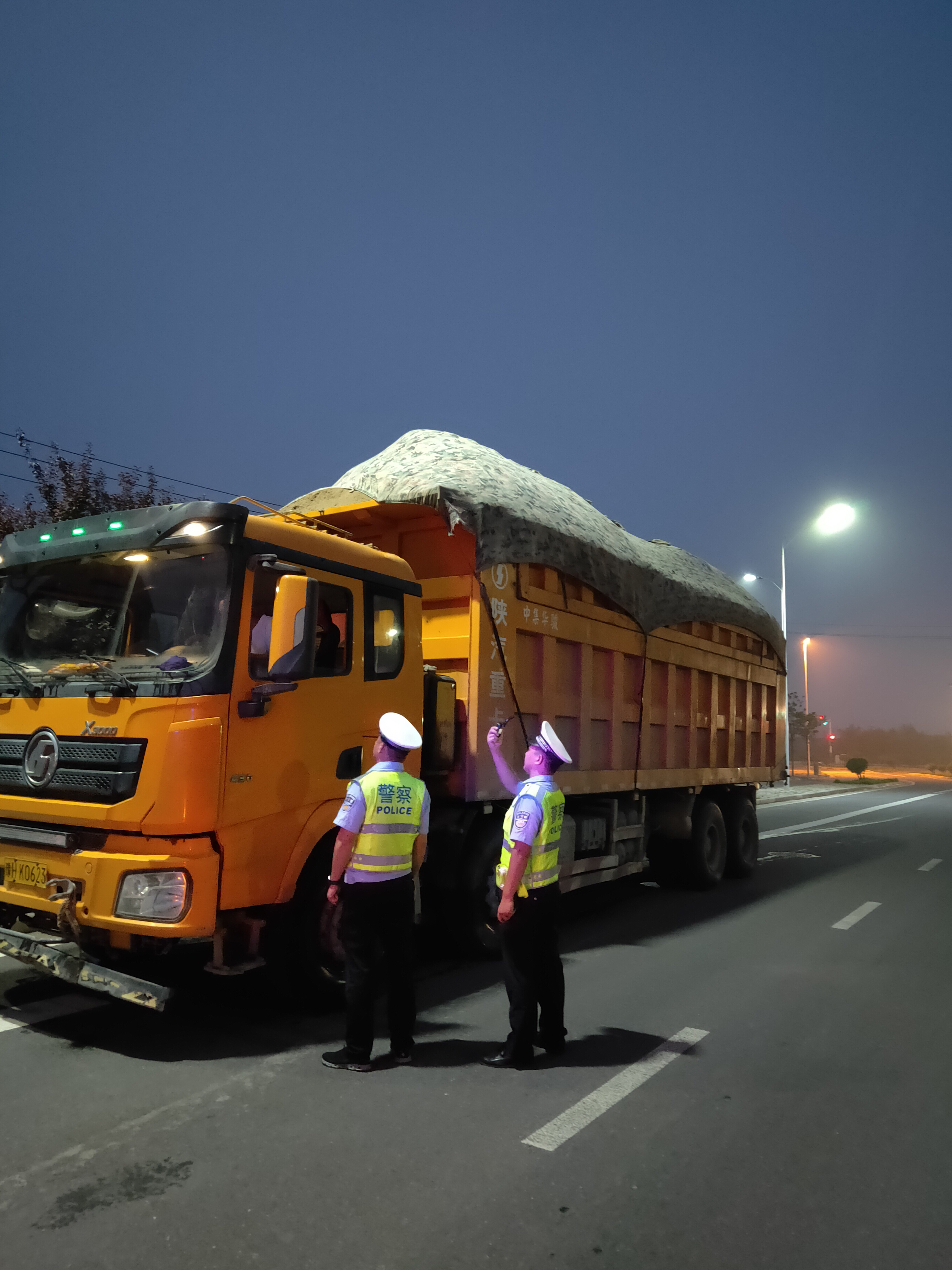 交通|交警突击夜查超限车，18辆“百吨王”被成功围剿
