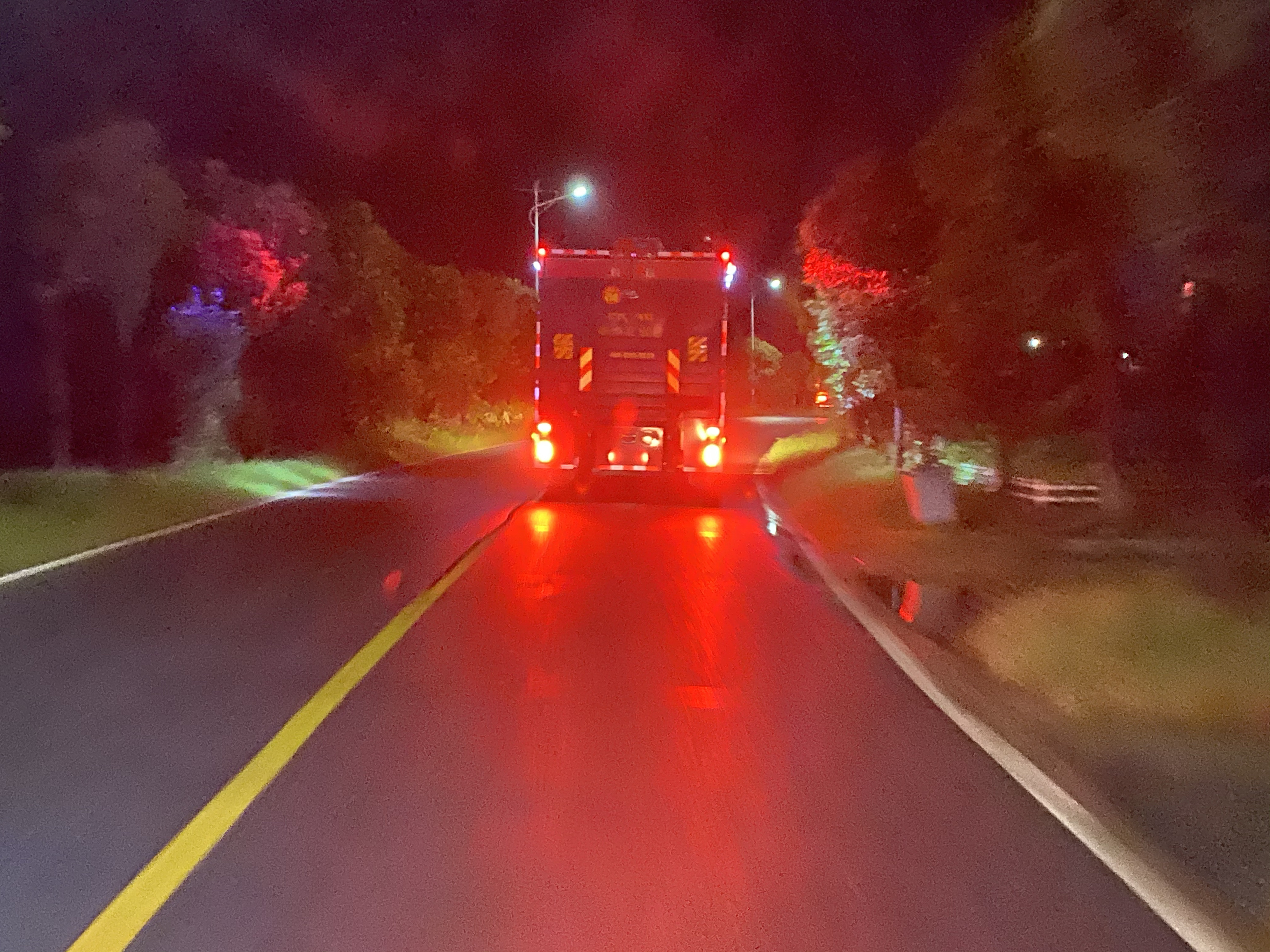 消防员|紧急抢险！河南消防员满身泥浆坐在路边休息