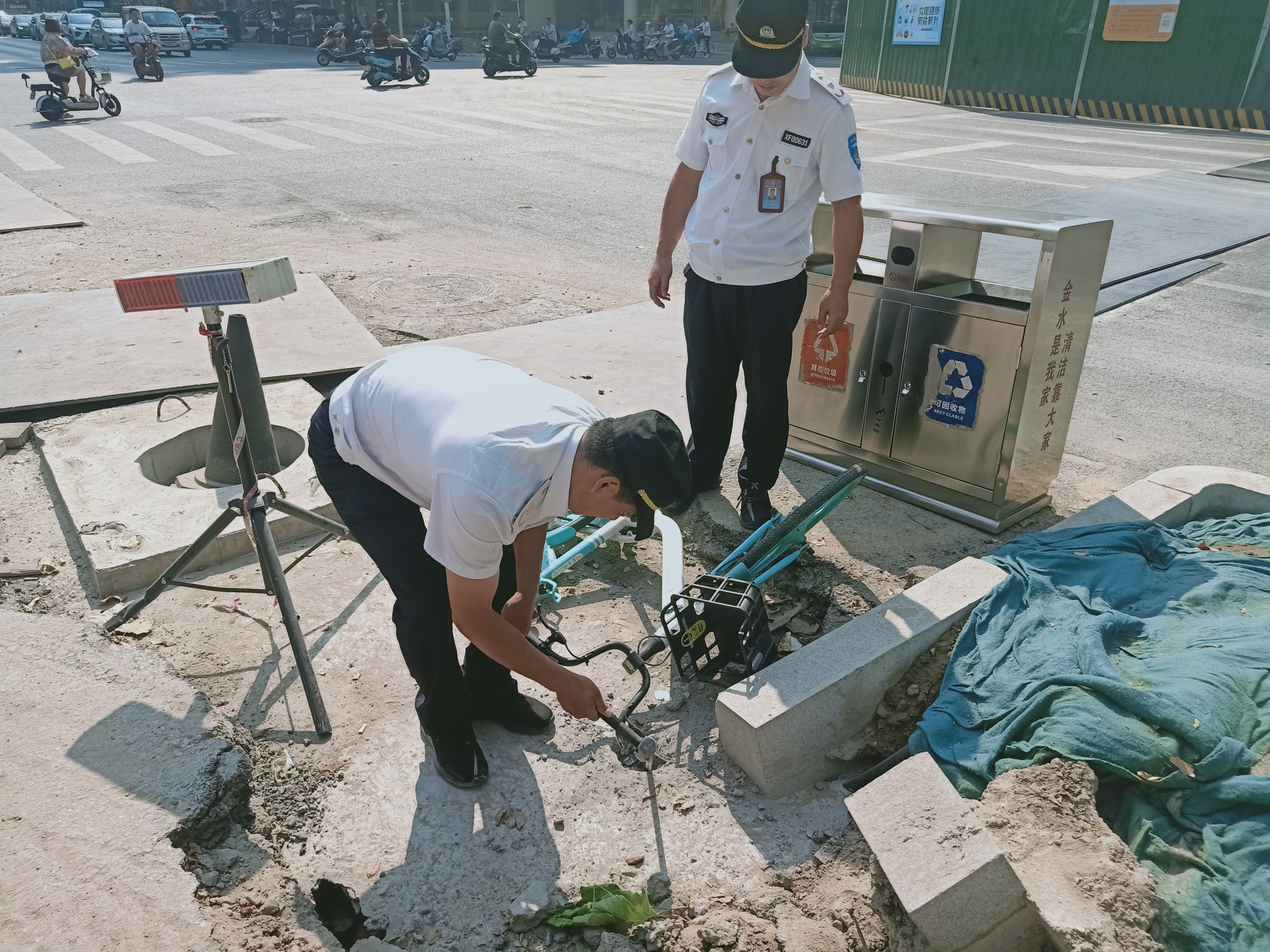 |施工方真粗心，共享单车竟被“铸入”混凝土中