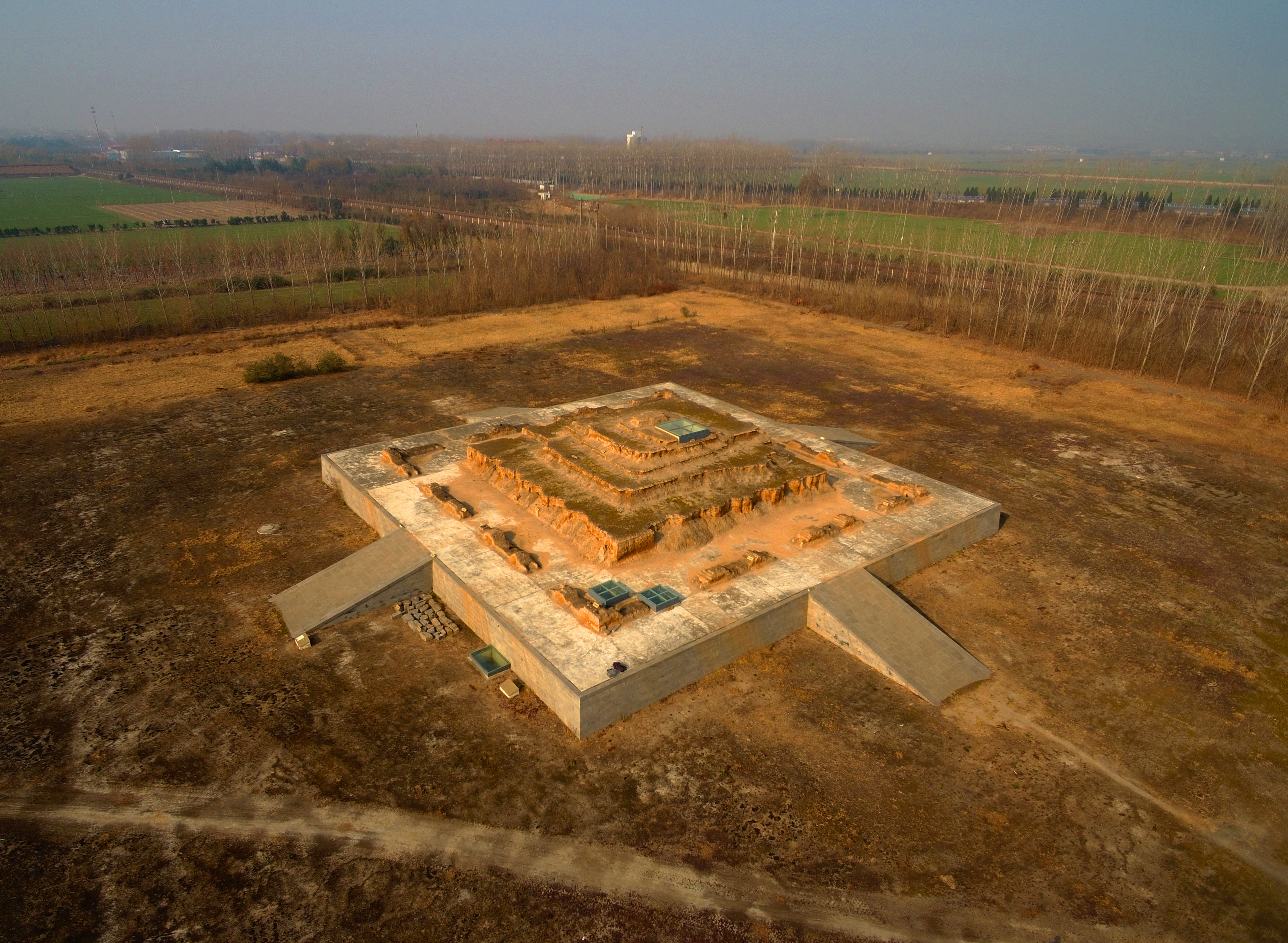 站在永宁寺塔遗址之上,触摸着残存的夯土台基和烧结的泛红夯土块,不由