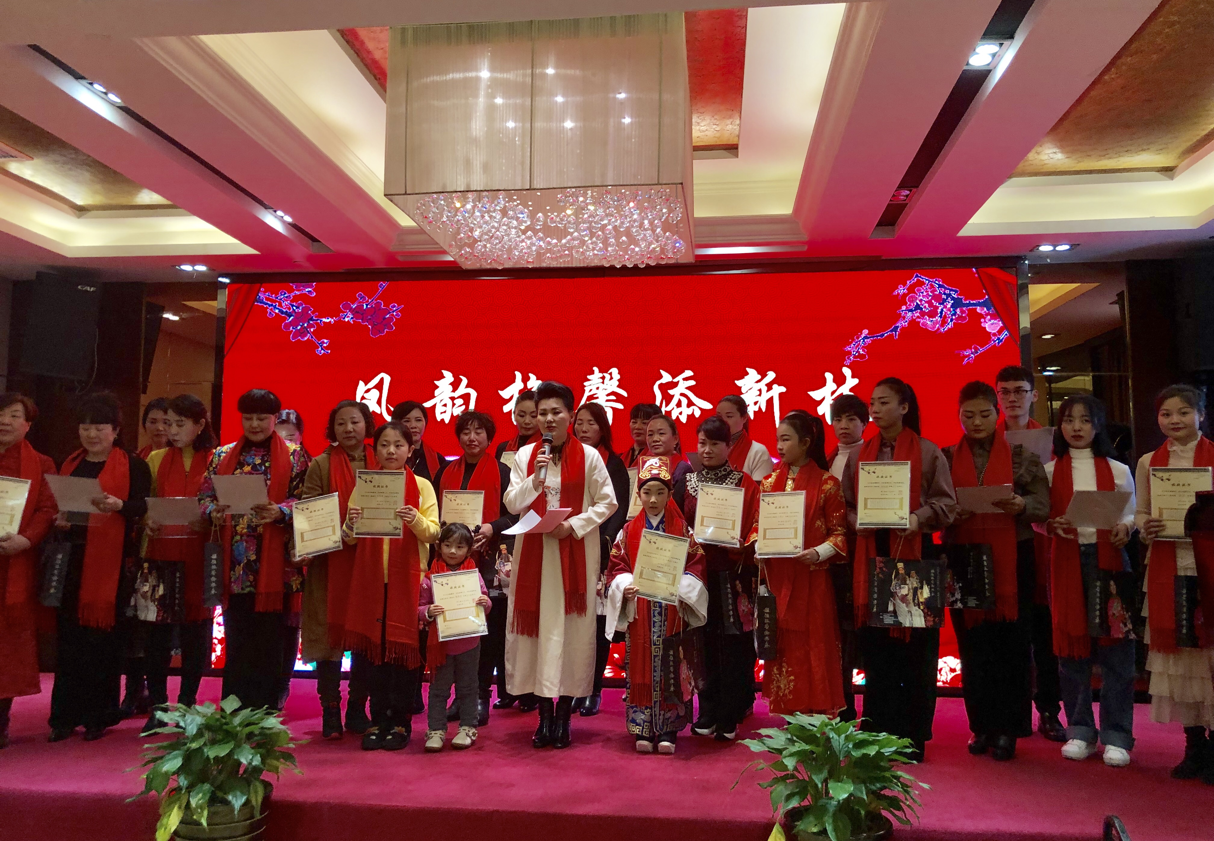 申派粉丝拜在申小梅门下 同台共唱《收姜维》