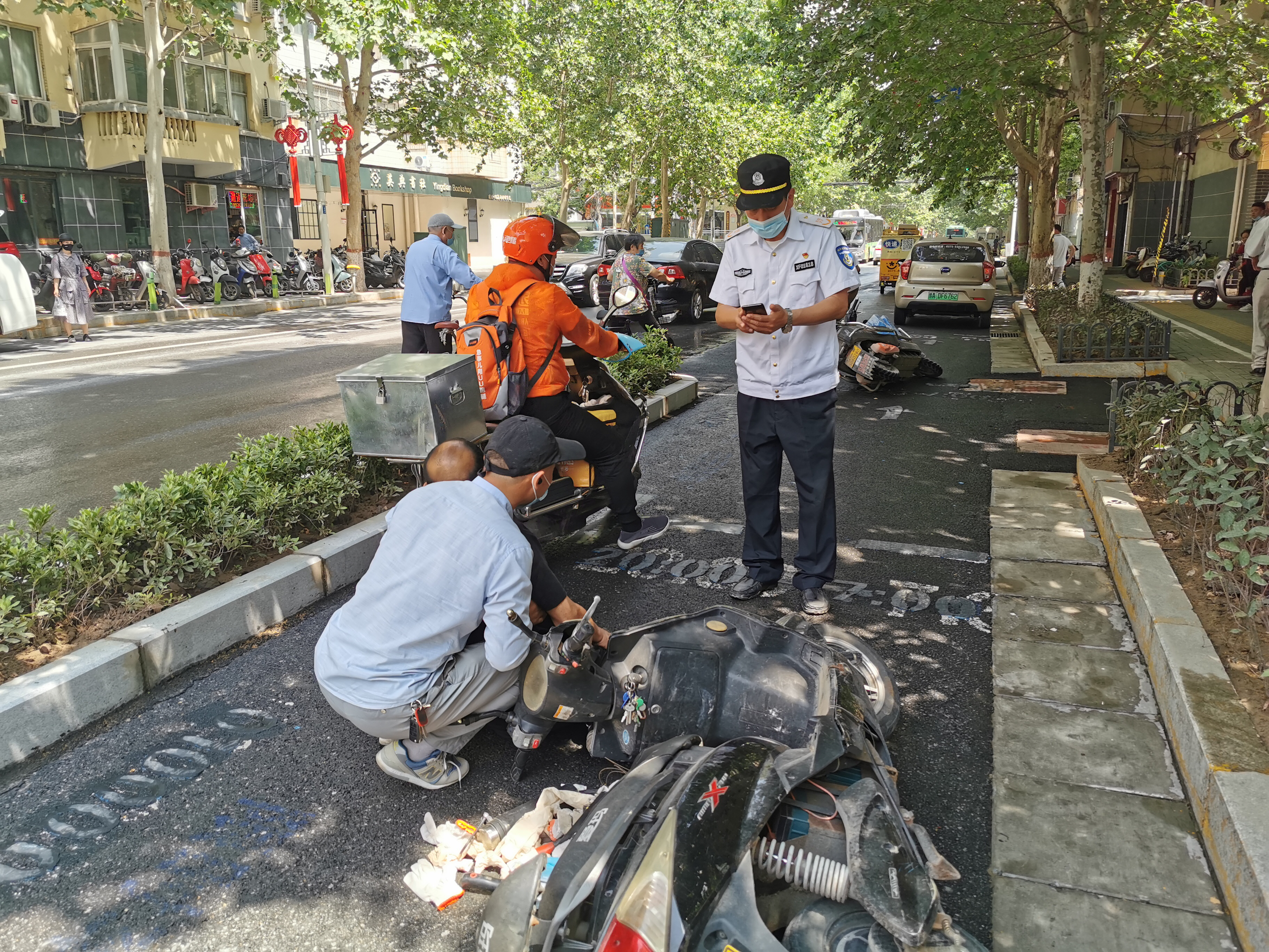 电动汽车暖！小伙撞倒老人赶紧搀扶，老人感觉身体无大碍主动劝小伙离开