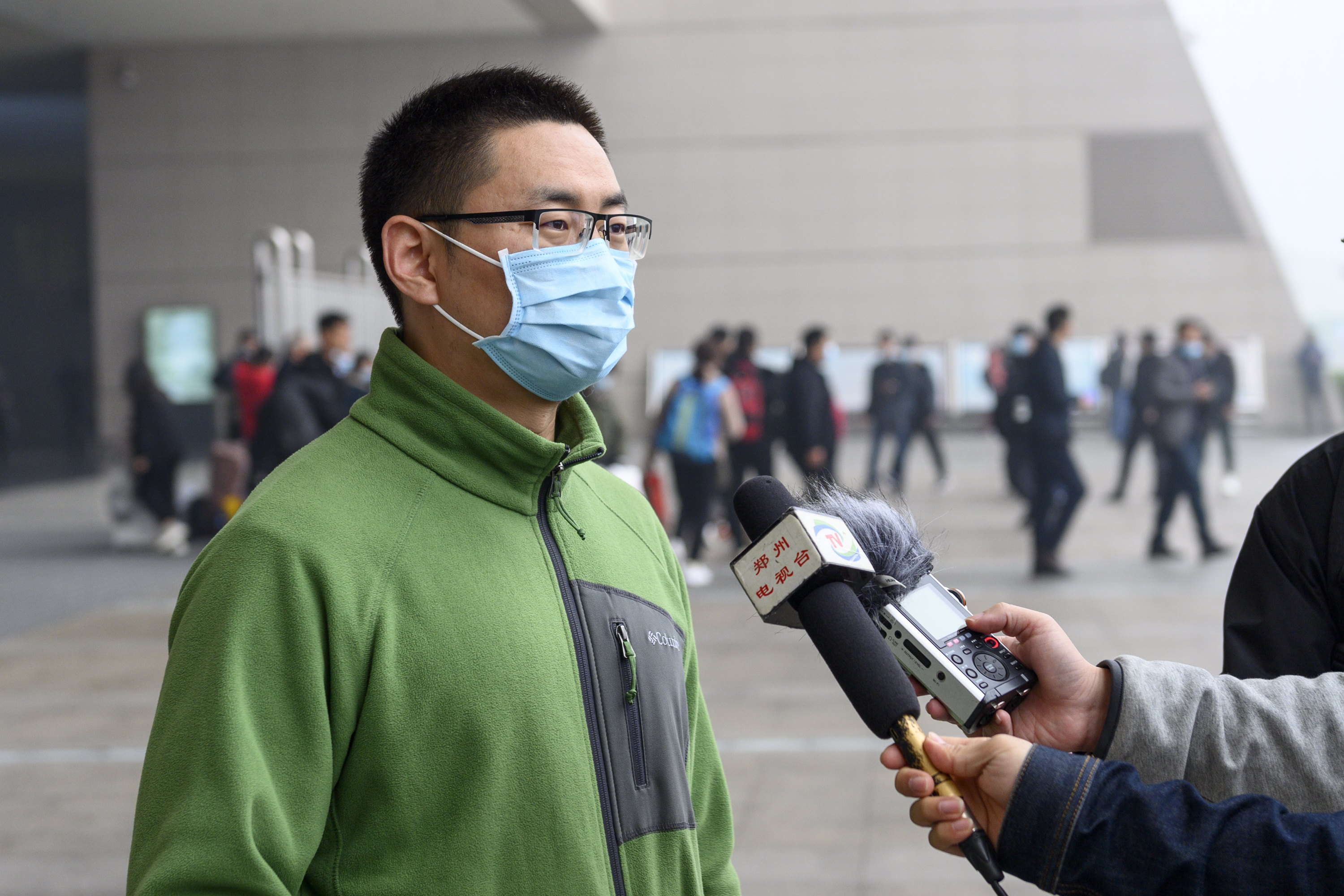 |全国首例!“郑州造”城市管养机器人亮相高铁站