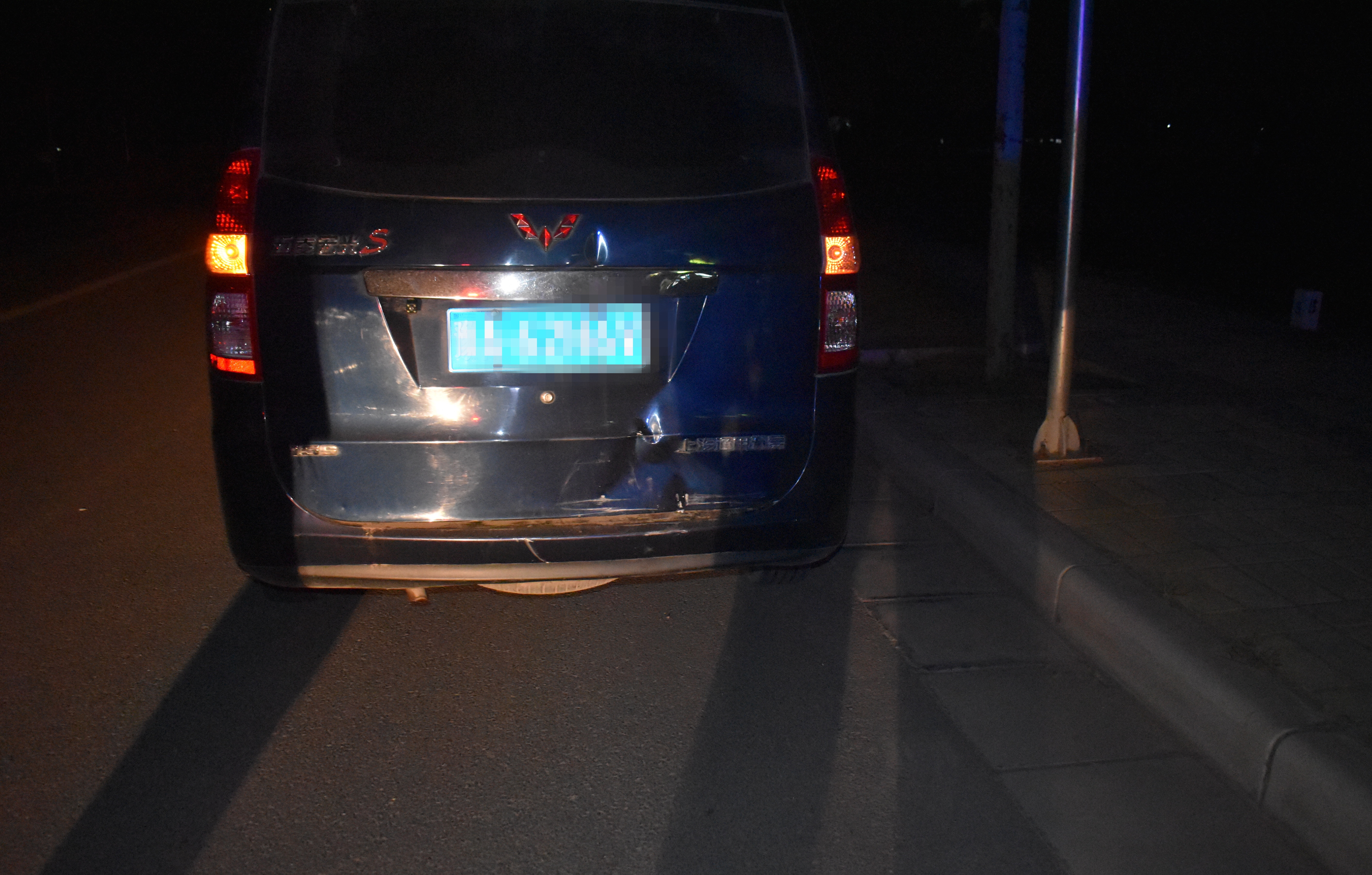 |小货车撞翻三轮车逃逸 热心市民报警追赶