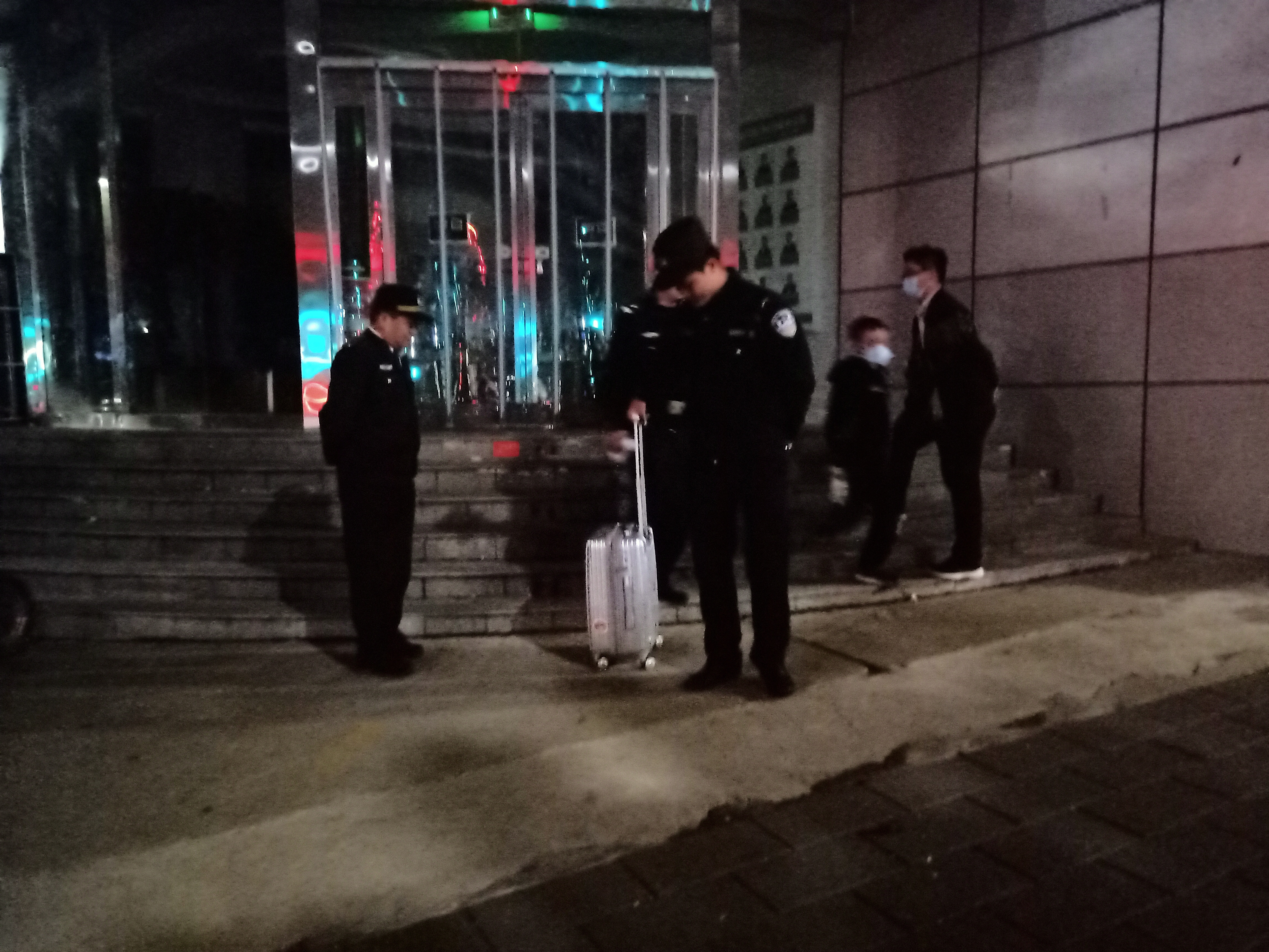 |难忍父亲责骂，9岁少年带着行李箱夜间离家出走，多亏遇到他们