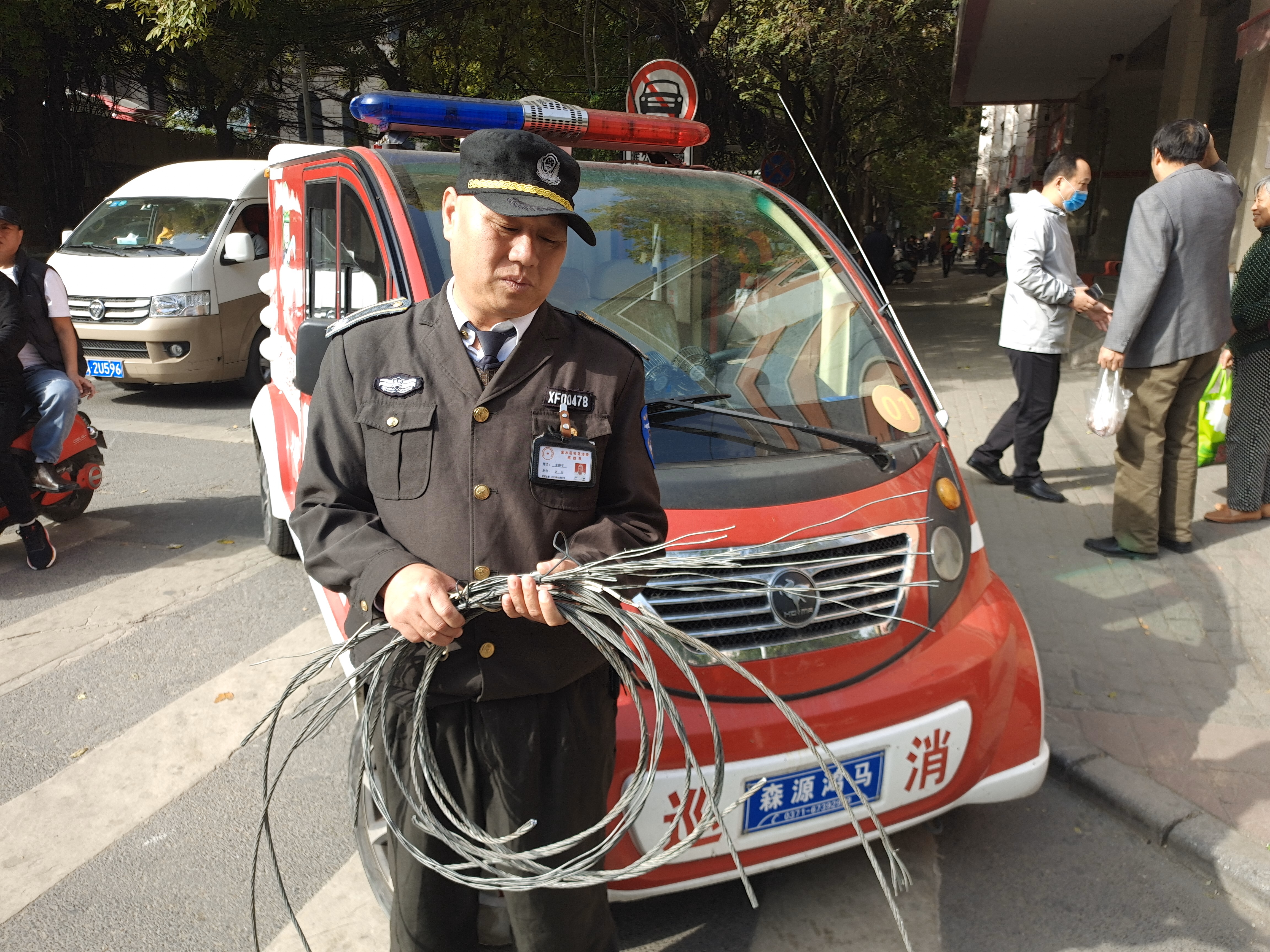 |险!空中钢缆低垂挂住公交车天窗，险些把水泥线杆拽断