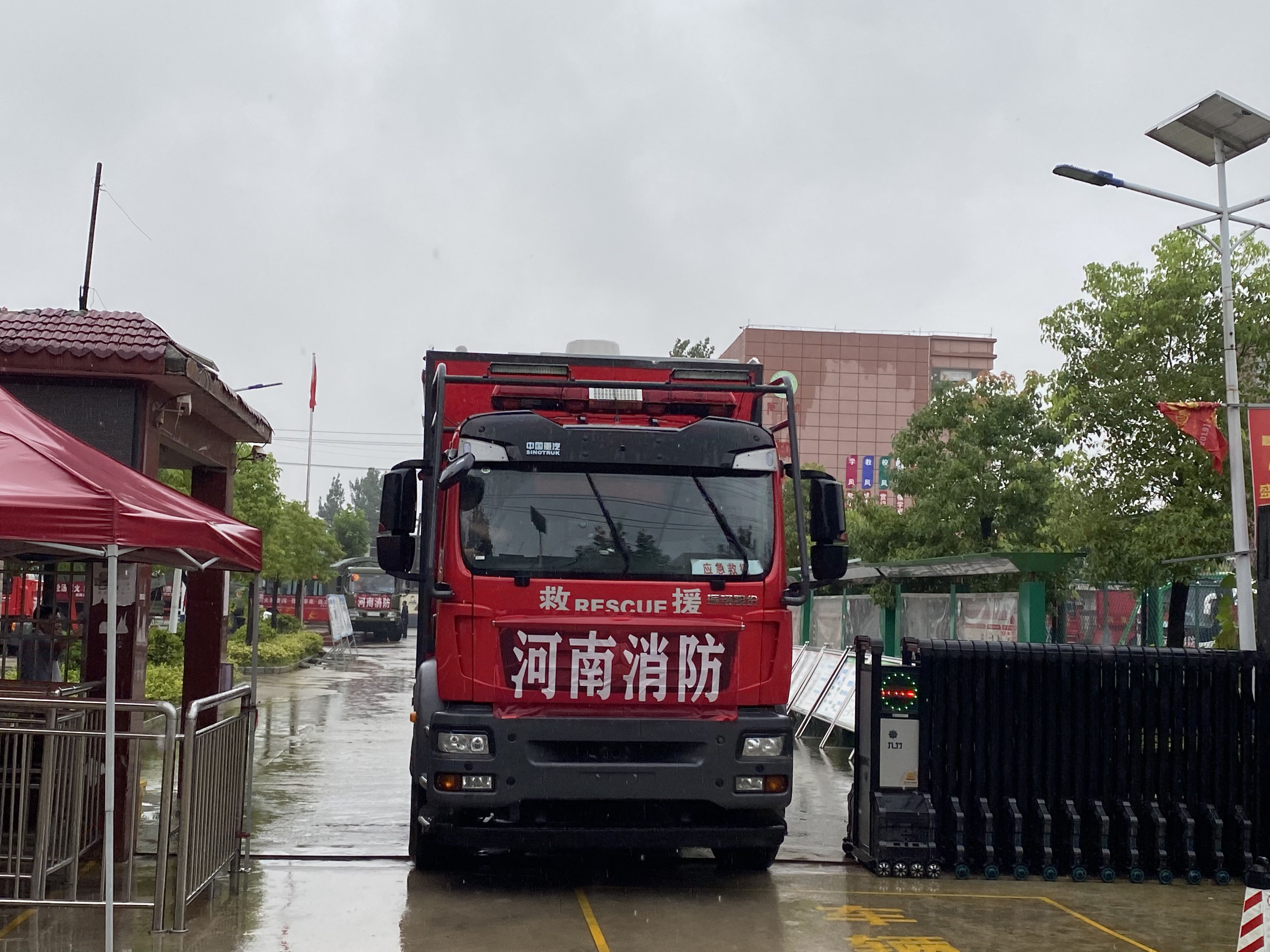 消防|安徽颍上县水闸被堵洪水下泄，河南消防大雨中转战驰援