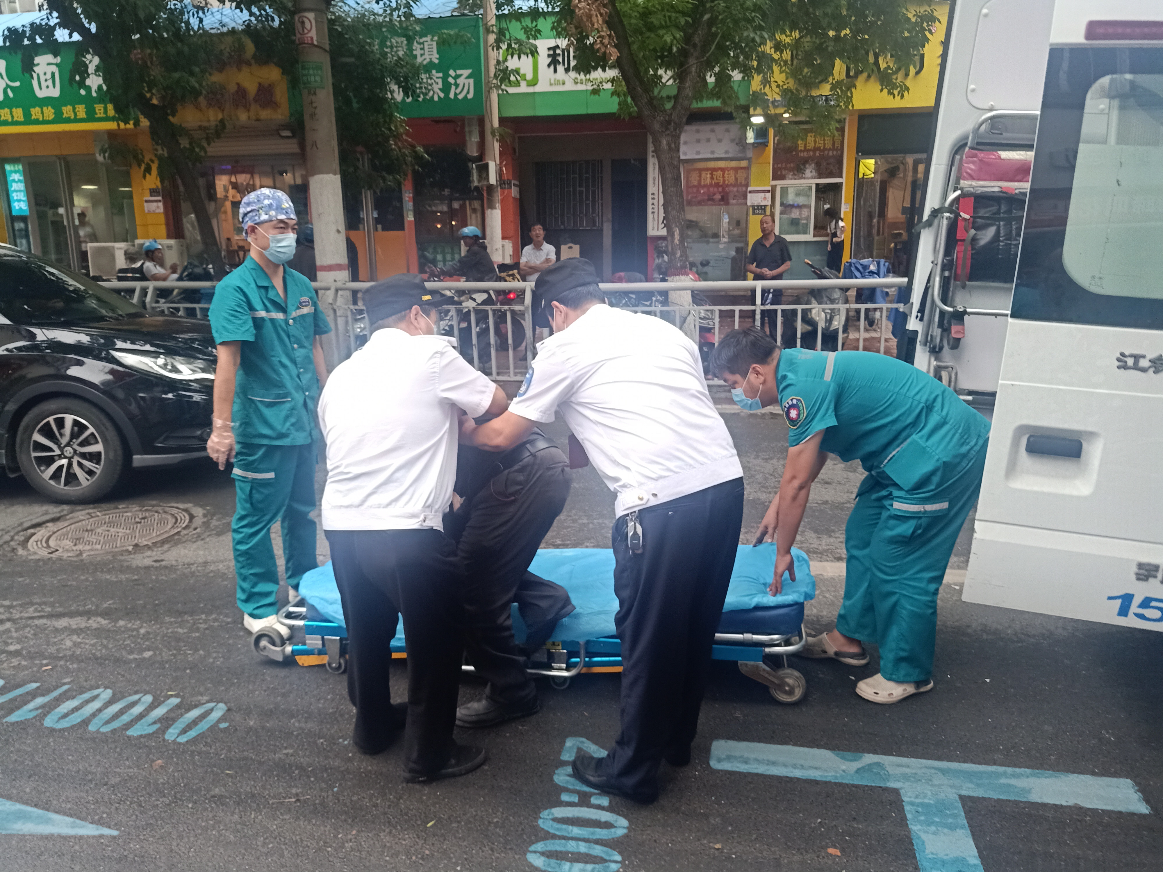 面包车|轿车突然开门，电动车男子一头撞上！避让扫地洒水车，老人被面包车撞倒