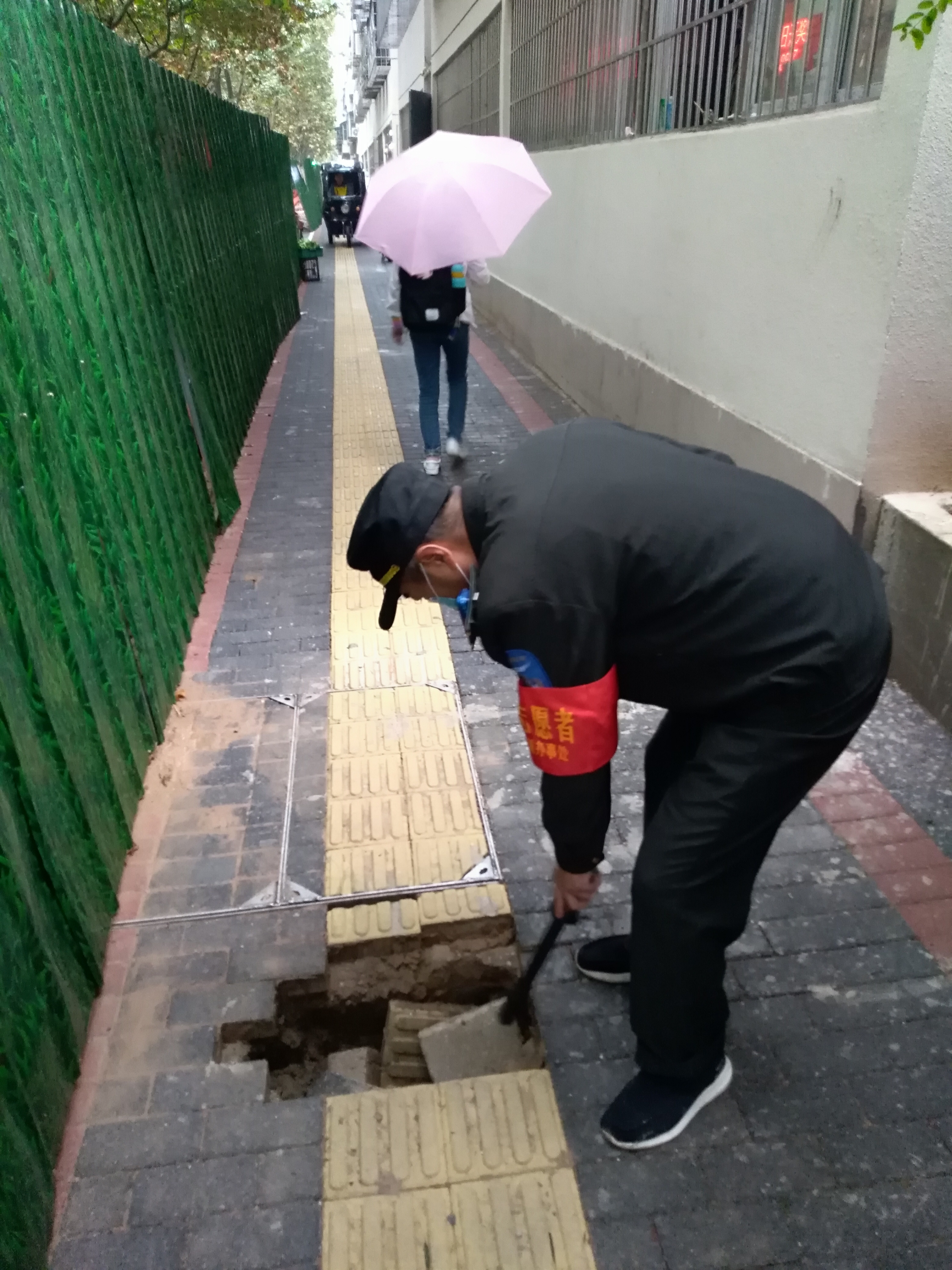 |一米多宽的通道上暗藏“陷阱”，行人路过胆颤心惊