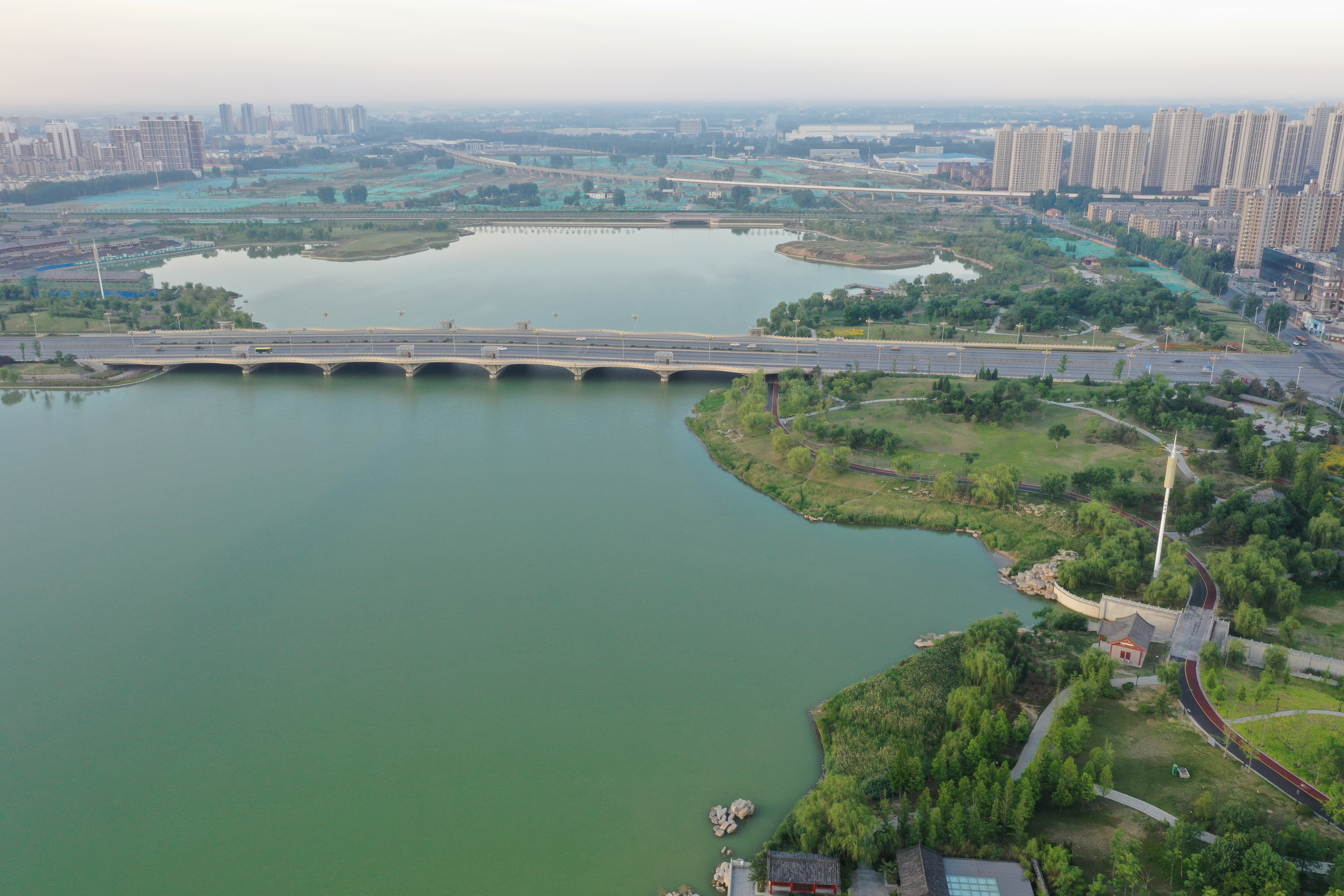 11日9日,"走进黄河"集中采访团来到开封新区美丽的汴西湖,感受千年