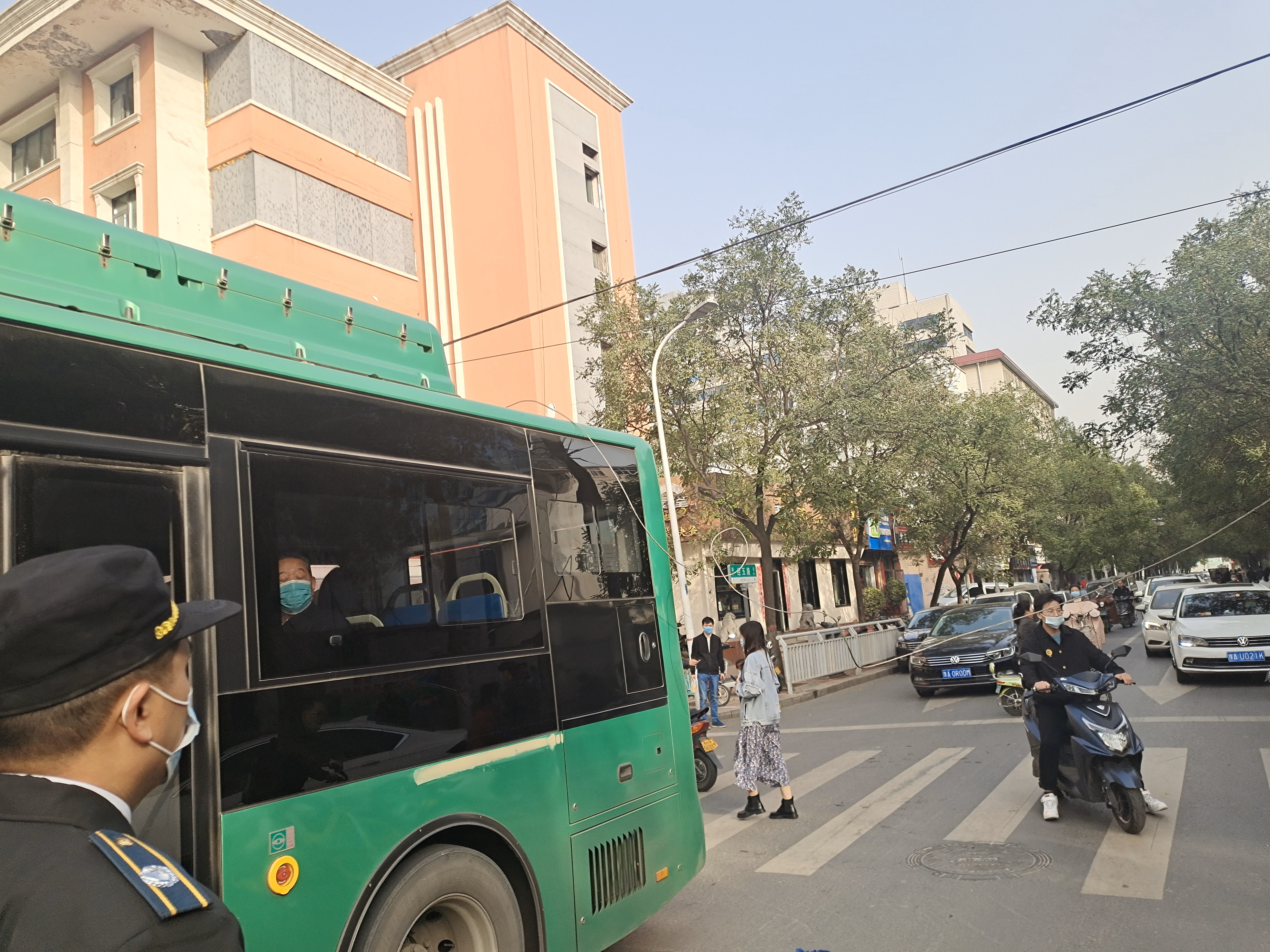 |险!空中钢缆低垂挂住公交车天窗，险些把水泥线杆拽断