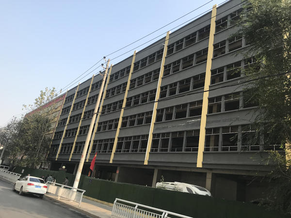 生产车间改成商铺公寓 郑州高新区黄河化工厂一处违建存在3年却没人拆除