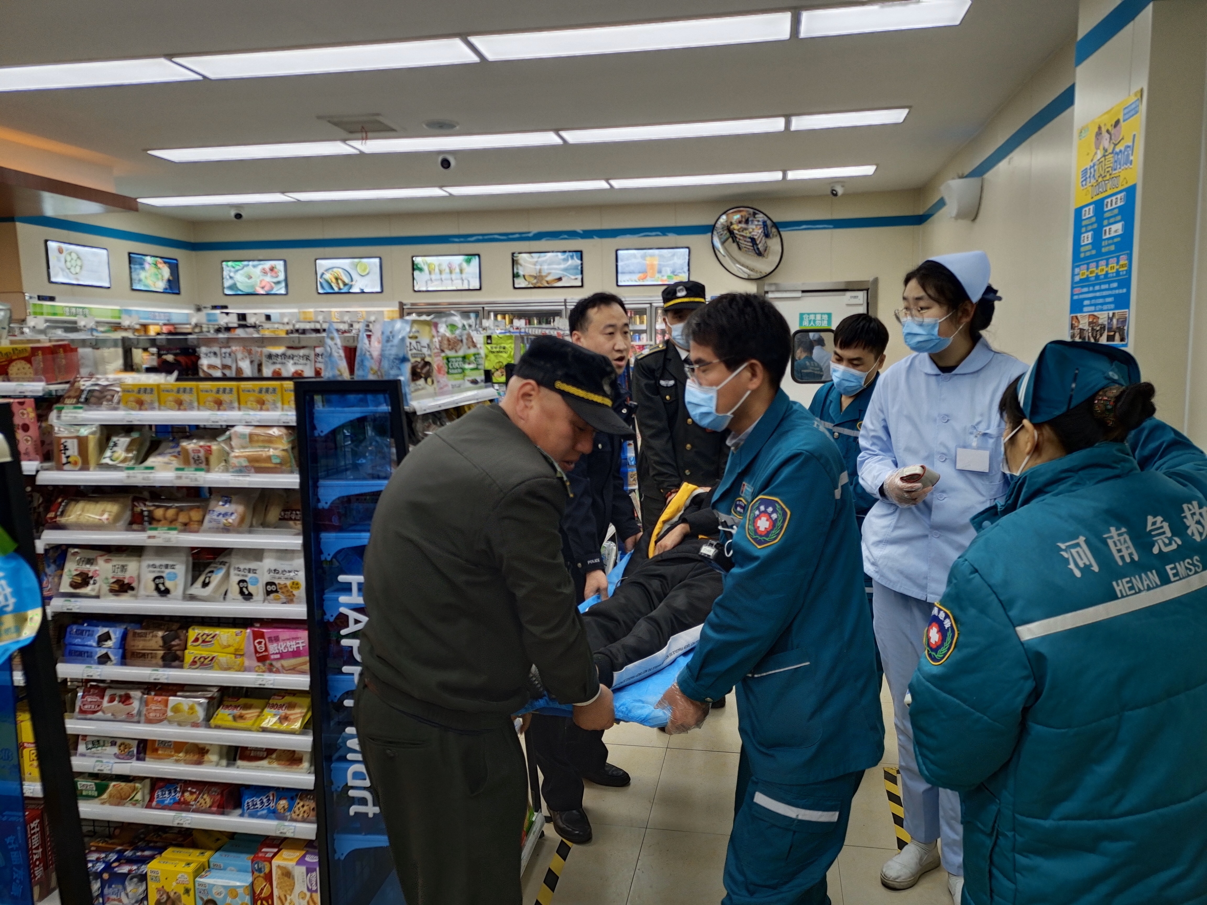 |与朋友喝了一夜仍未尽兴，又跑到便利店买酒继续喝，结果悲剧了！