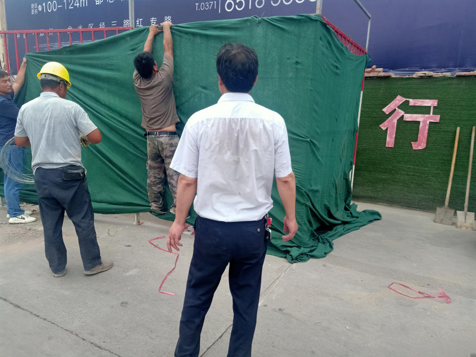 郑州一处建筑工地围墙倒塌，两车险遭“活埋” 