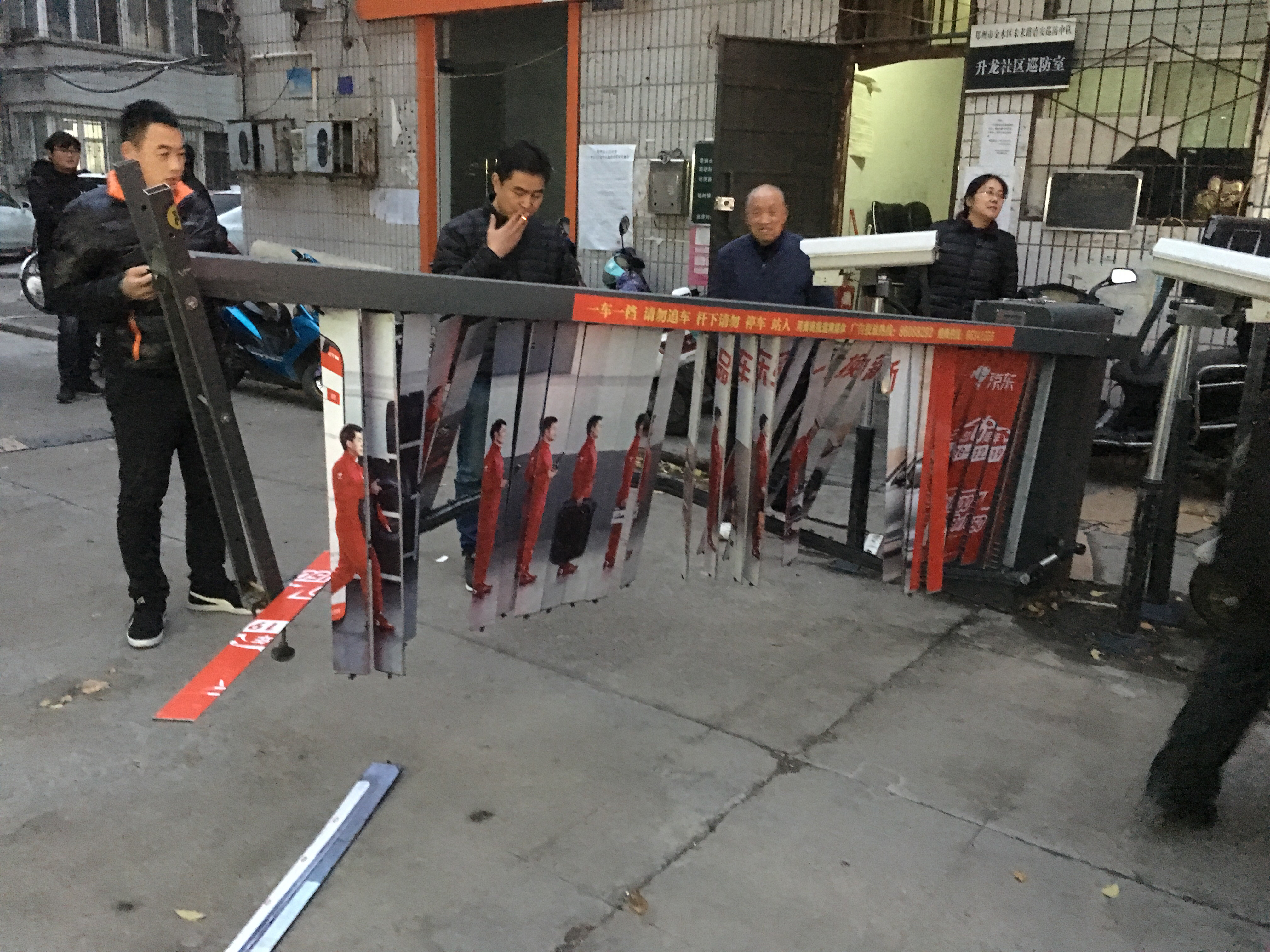 郑州新手司机错把油门当刹车撞坏小区门前升降杆新车挂成大花脸