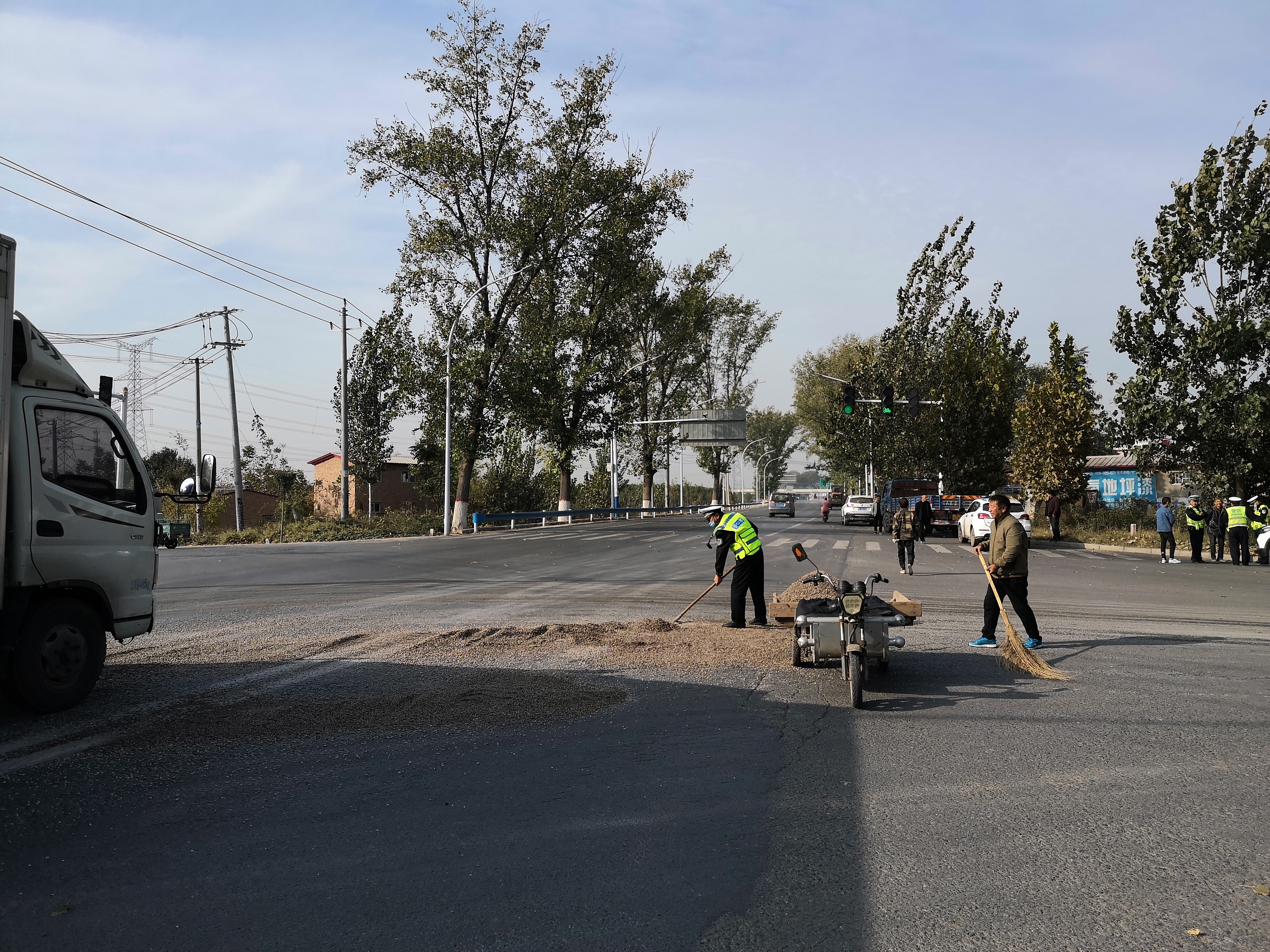 |群众拾到钱包帮忙找失主 清扫马路散砂石，这几位交警有点忙......