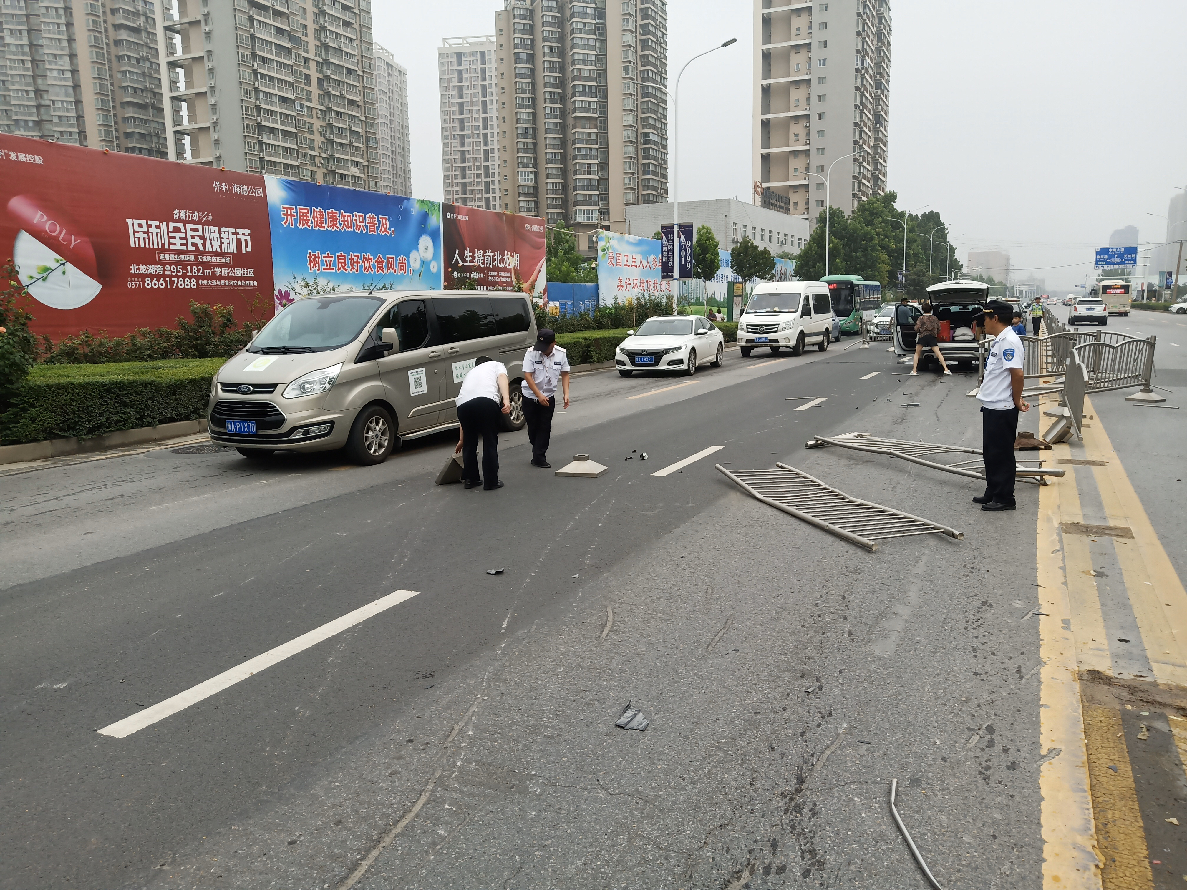 道路护栏|宝马车失控“穿越”隔离护栏，对面越野车遭殃了