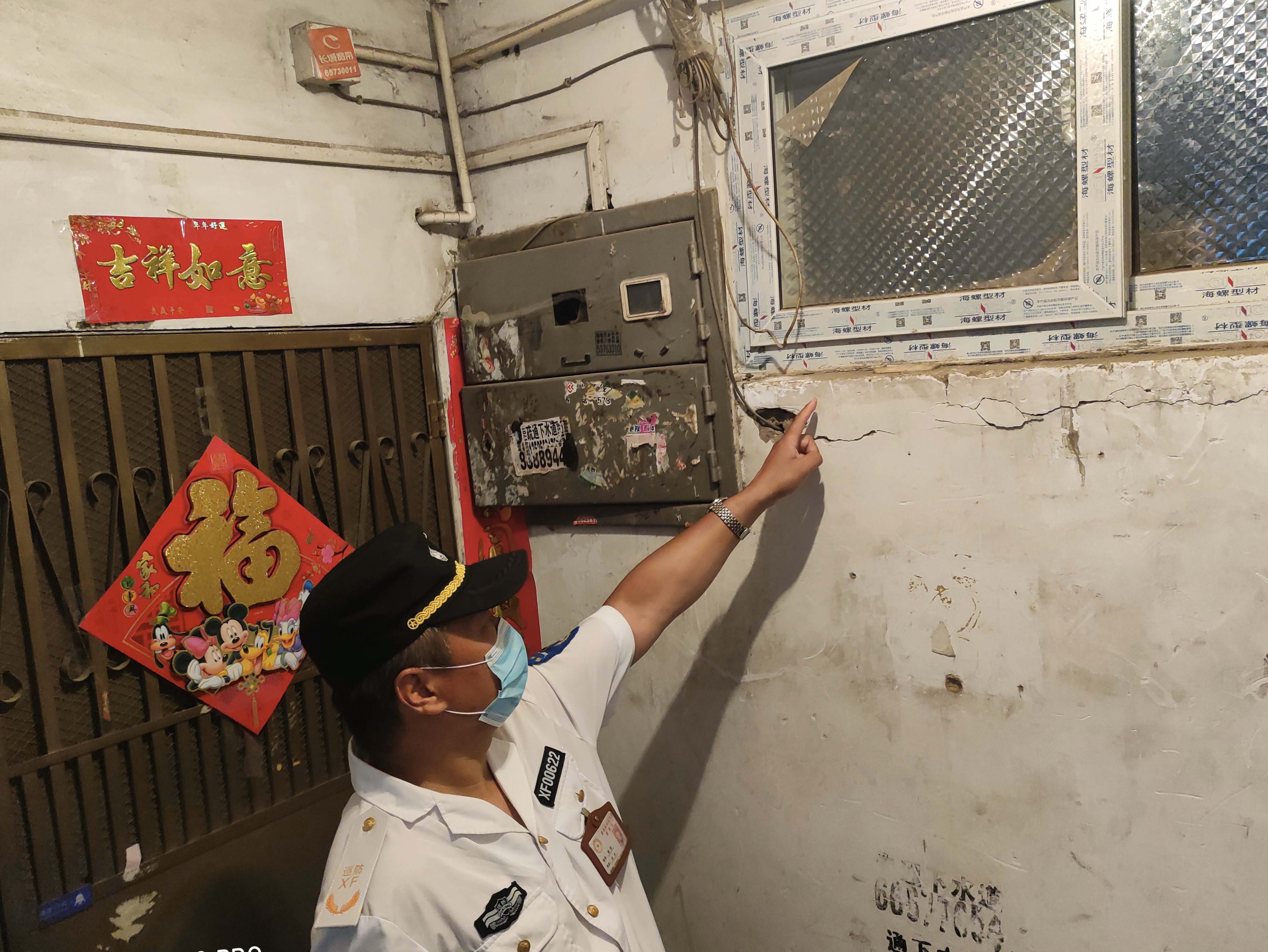 陌生男子正在家里睡觉一陌生男子开门进来，老人惊恐中拽住了对方……