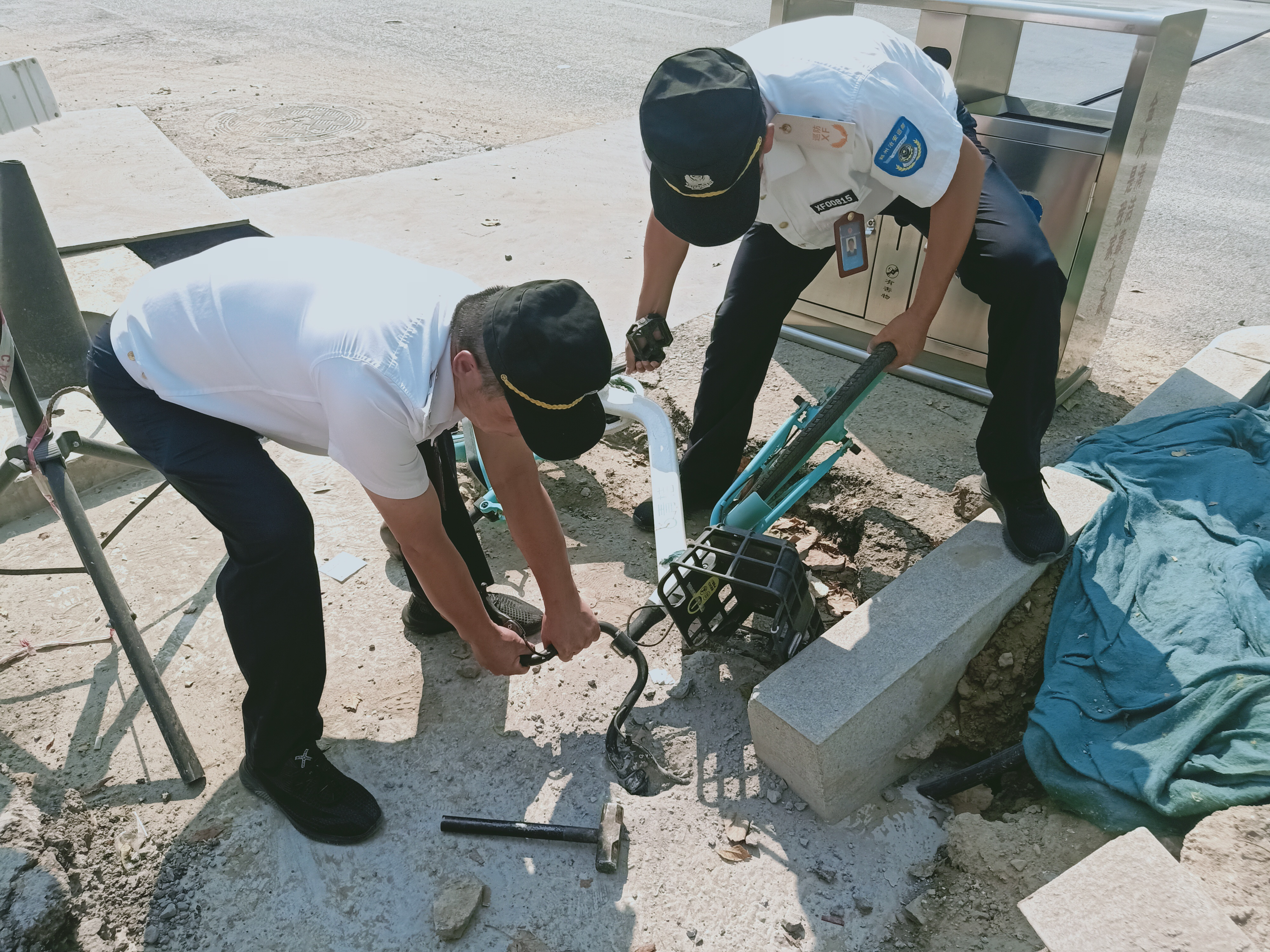 |施工方真粗心，共享单车竟被“铸入”混凝土中