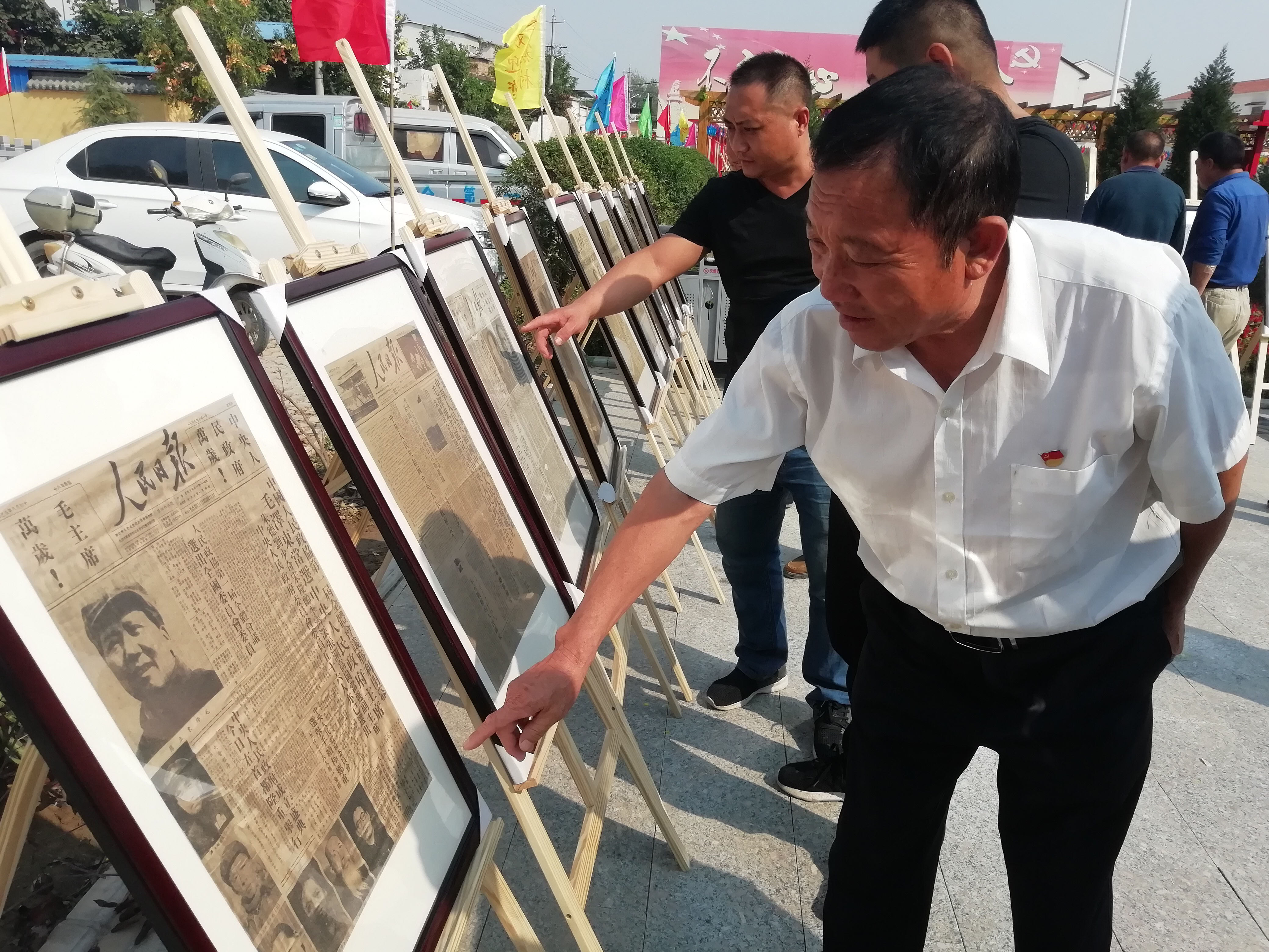 长垣这个村支书收藏人民日报新中国成立70年每年国庆日的报纸一张都不