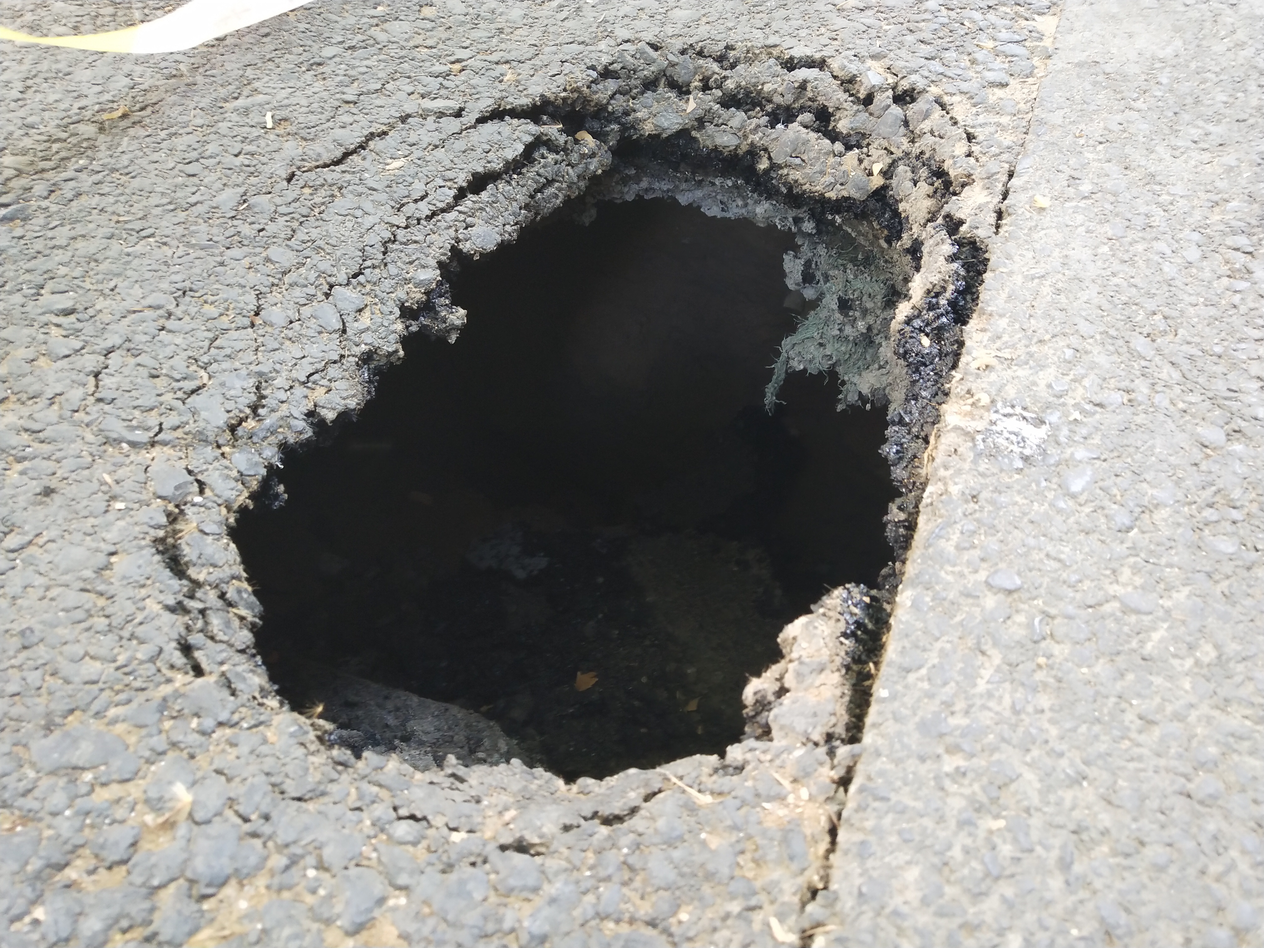 路面塌陷一深坑热心人及时联系抢修人员修复