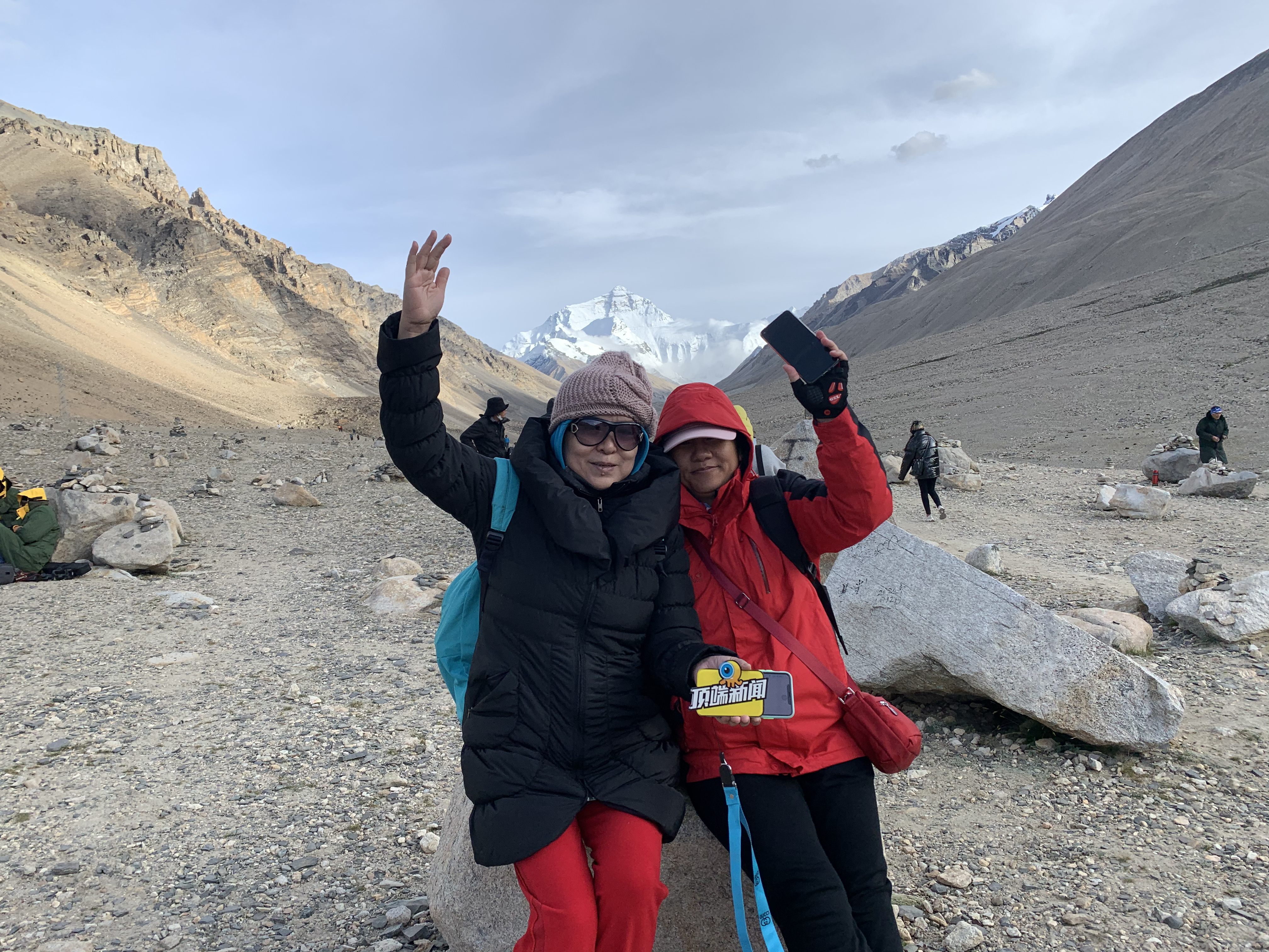 |视频｜“顶端新闻号”亮相珠峰大本营！记者节前夕，带你“揭秘”幕后故事