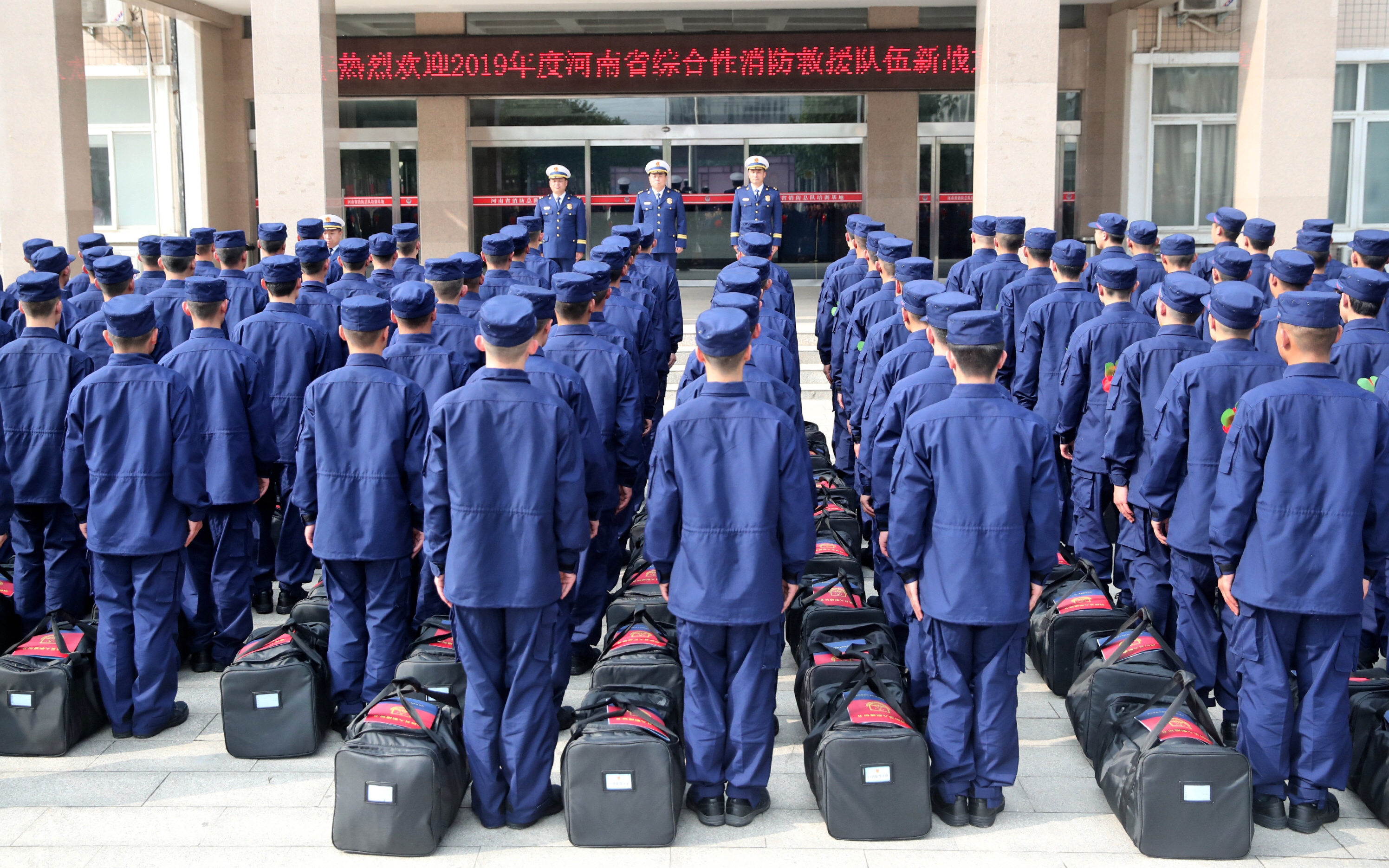 改革转制后河南首批260名新入职消防员入营集训