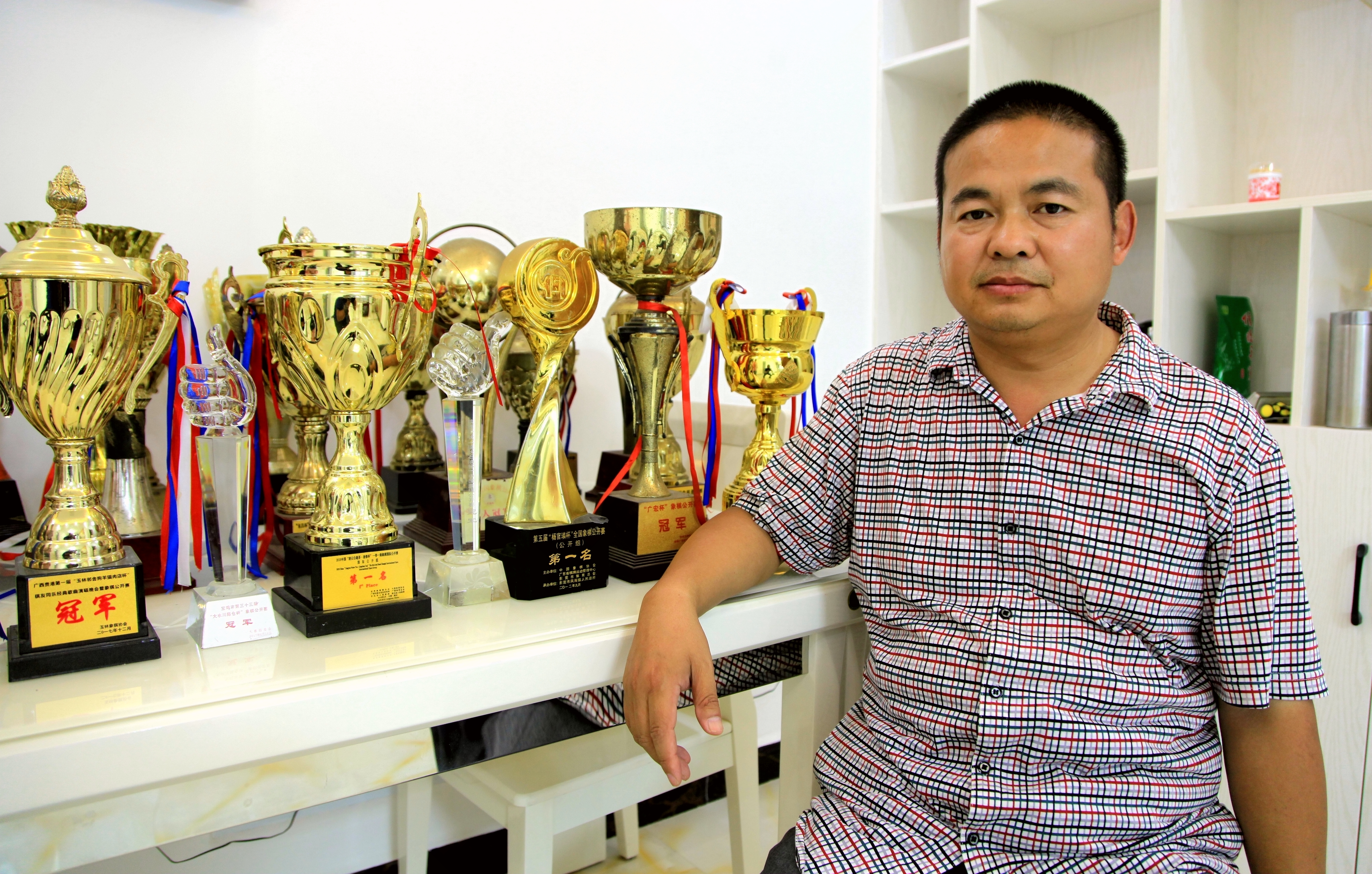 象棋大师姚洪新在我省西平县,有这样一位传奇人物——他叫姚洪新,2017