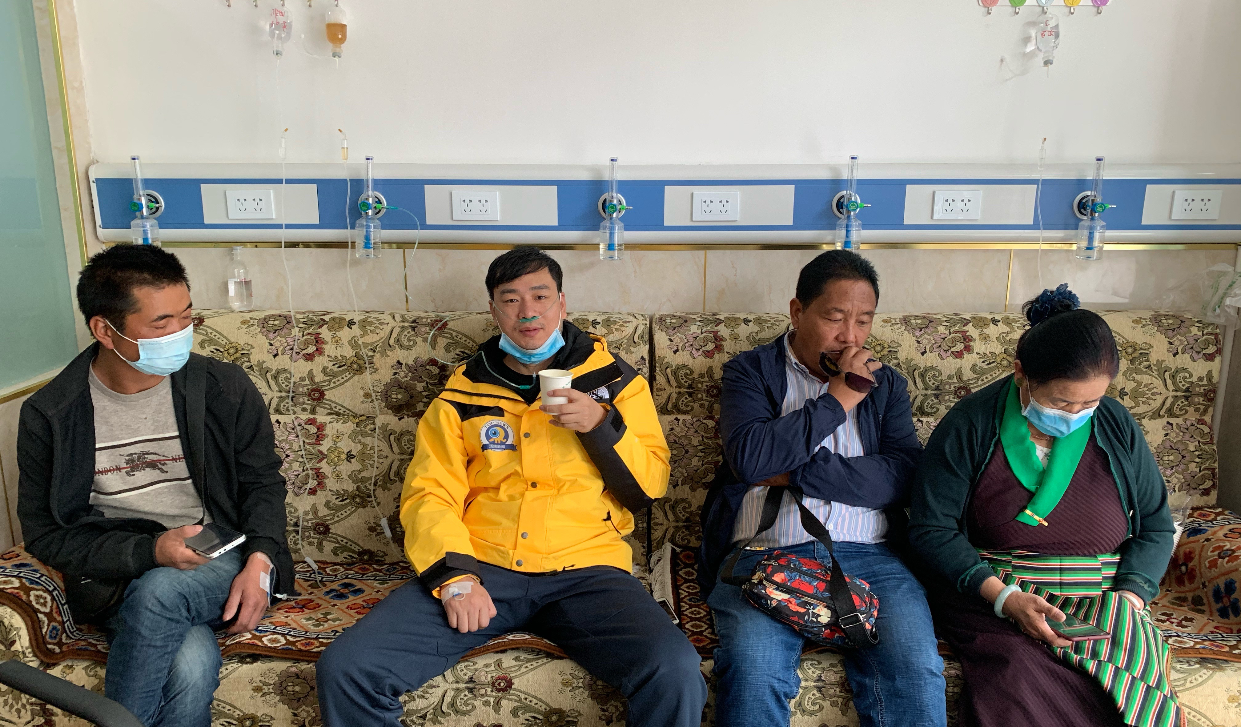 |视频｜“顶端新闻号”亮相珠峰大本营！记者节前夕，带你“揭秘”幕后故事